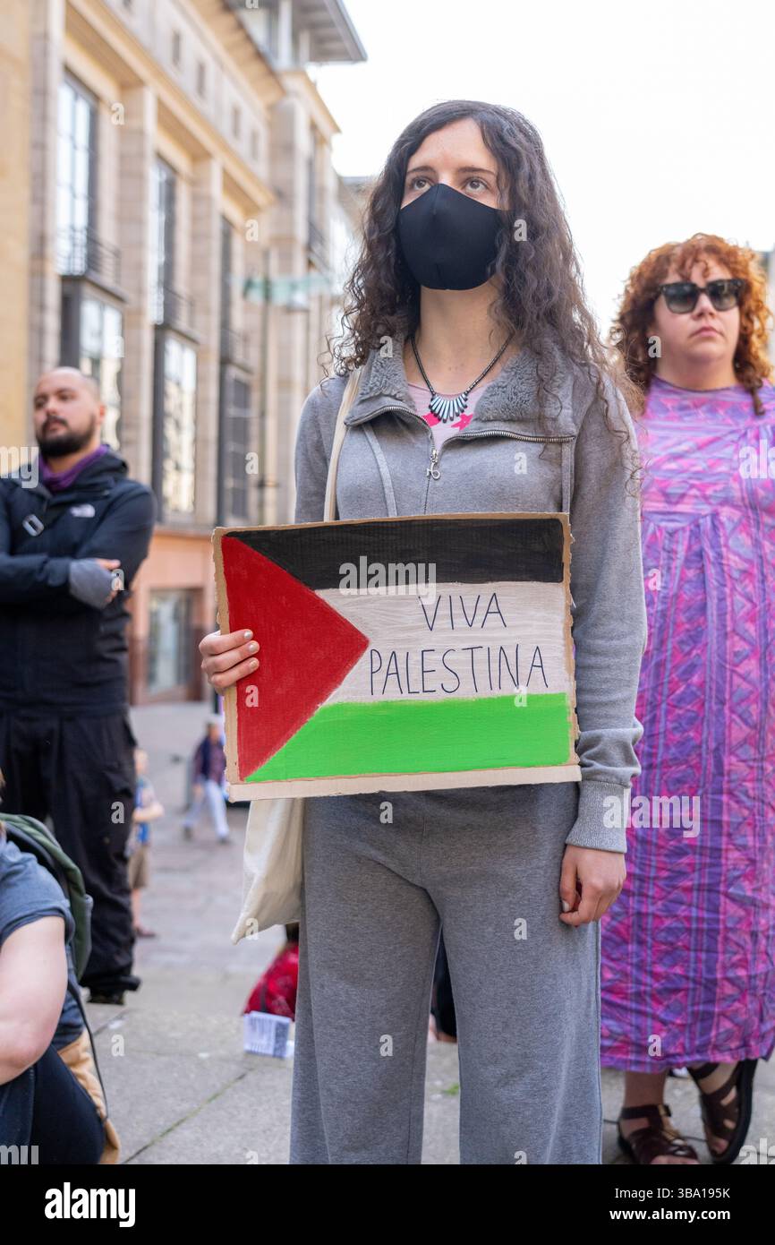 Glasgow, Schottland, Großbritannien. Mai 2025. Pro-palästinensische Demonstranten versammeln sich vor der Königlichen Konzerthalle, um gegen ein Treffen der „Freunde Israels in Glasgow“ im Inneren zu protestieren. Im Verlauf des Protestes wurde ein Organisator verhaftet und die Spannungen zwischen Polizei und Demonstranten verschärft, bevor er schließlich enthaftet und freigelassen wurde. Richard Gass/Alamy Live News Stockfoto