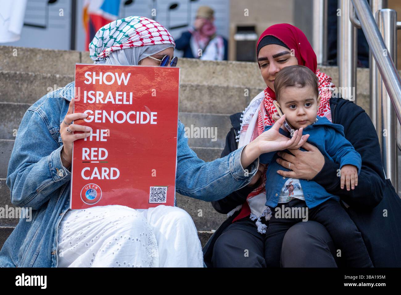 Glasgow, Schottland, Großbritannien. Mai 2025. Pro-palästinensische Demonstranten versammeln sich vor der Königlichen Konzerthalle, um gegen ein Treffen der „Freunde Israels in Glasgow“ im Inneren zu protestieren. Im Verlauf des Protestes wurde ein Organisator verhaftet und die Spannungen zwischen Polizei und Demonstranten verschärft, bevor er schließlich enthaftet und freigelassen wurde. Richard Gass/Alamy Live News Stockfoto