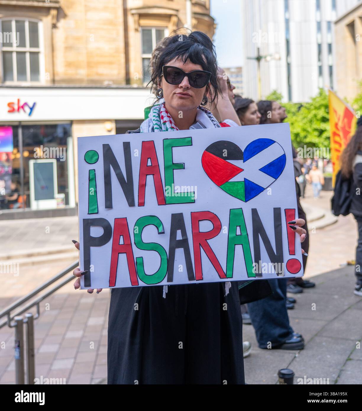 Glasgow, Schottland, Großbritannien. Mai 2025. Pro-palästinensische Demonstranten versammeln sich vor der Königlichen Konzerthalle, um gegen ein Treffen der „Freunde Israels in Glasgow“ im Inneren zu protestieren. Im Verlauf des Protestes wurde ein Organisator verhaftet und die Spannungen zwischen Polizei und Demonstranten verschärft, bevor er schließlich enthaftet und freigelassen wurde. Richard Gass/Alamy Live News Stockfoto
