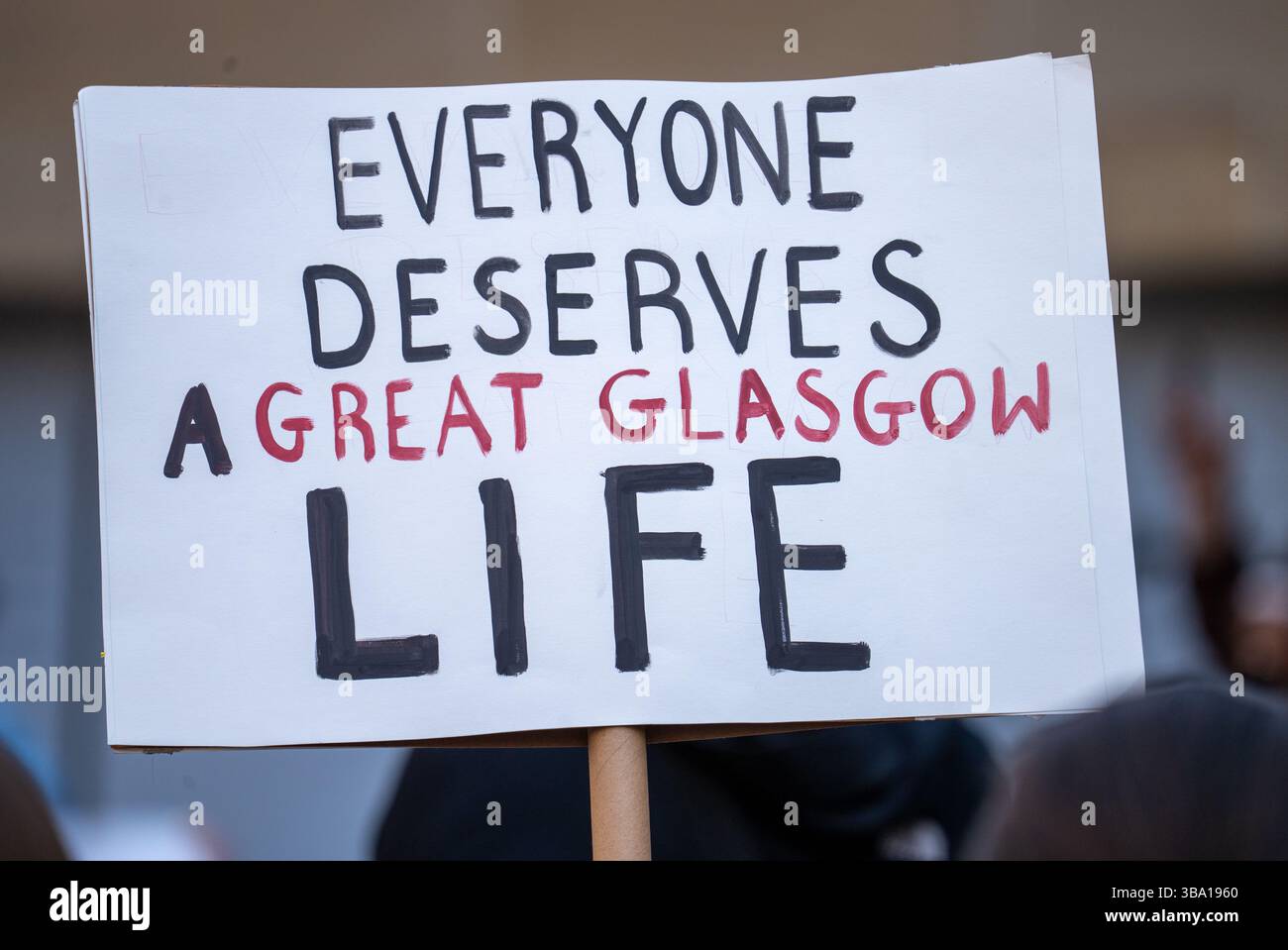 Glasgow, Schottland, Großbritannien. Mai 2025. Pro-palästinensische Demonstranten versammeln sich vor der Königlichen Konzerthalle, um gegen ein Treffen der „Freunde Israels in Glasgow“ im Inneren zu protestieren. Im Verlauf des Protestes wurde ein Organisator verhaftet und die Spannungen zwischen Polizei und Demonstranten verschärft, bevor er schließlich enthaftet und freigelassen wurde. Richard Gass/Alamy Live News Stockfoto