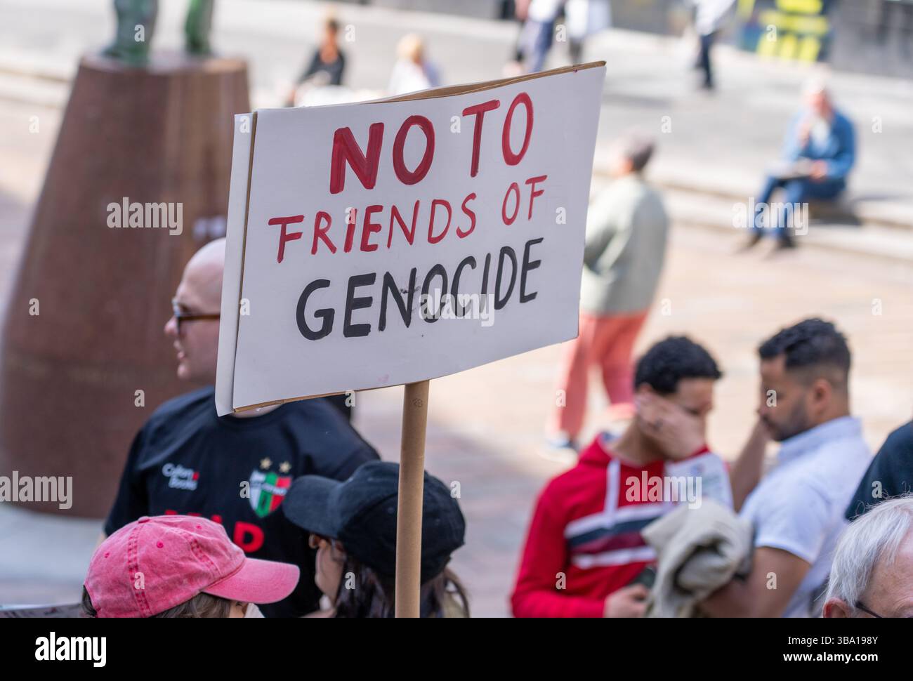 Glasgow, Schottland, Großbritannien. Mai 2025. Pro-palästinensische Demonstranten versammeln sich vor der Königlichen Konzerthalle, um gegen ein Treffen der „Freunde Israels in Glasgow“ im Inneren zu protestieren. Im Verlauf des Protestes wurde ein Organisator verhaftet und die Spannungen zwischen Polizei und Demonstranten verschärft, bevor er schließlich enthaftet und freigelassen wurde. Richard Gass/Alamy Live News Stockfoto