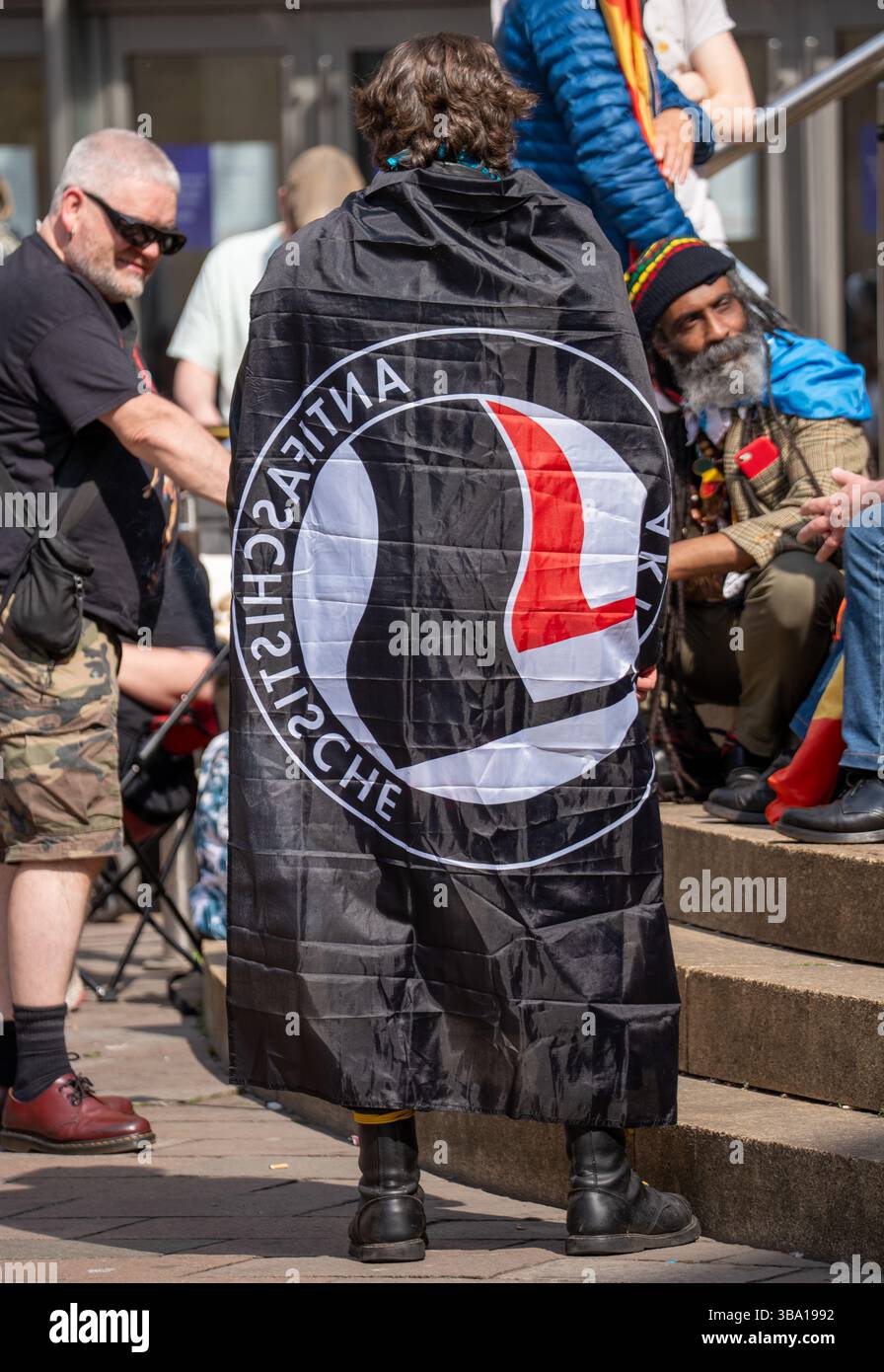 Glasgow, Schottland, Großbritannien. Mai 2025. Pro-palästinensische Demonstranten versammeln sich vor der Königlichen Konzerthalle, um gegen ein Treffen der „Freunde Israels in Glasgow“ im Inneren zu protestieren. Im Verlauf des Protestes wurde ein Organisator verhaftet und die Spannungen zwischen Polizei und Demonstranten verschärft, bevor er schließlich enthaftet und freigelassen wurde. Richard Gass/Alamy Live News Stockfoto