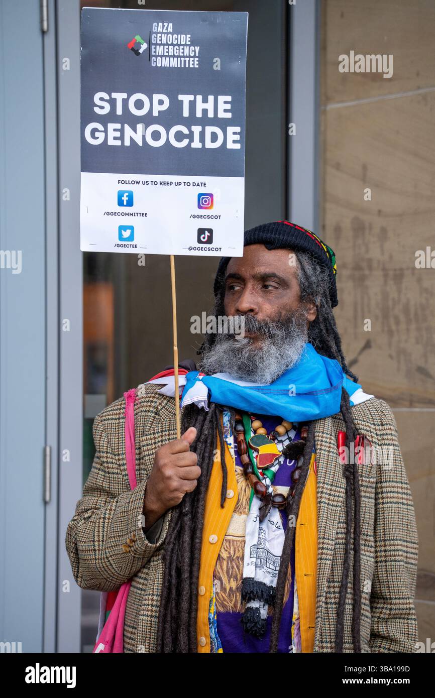 Glasgow, Schottland, Großbritannien. Mai 2025. Pro-palästinensische Demonstranten versammeln sich vor der Königlichen Konzerthalle, um gegen ein Treffen der „Freunde Israels in Glasgow“ im Inneren zu protestieren. Im Verlauf des Protestes wurde ein Organisator verhaftet und die Spannungen zwischen Polizei und Demonstranten verschärft, bevor er schließlich enthaftet und freigelassen wurde. Richard Gass/Alamy Live News Stockfoto
