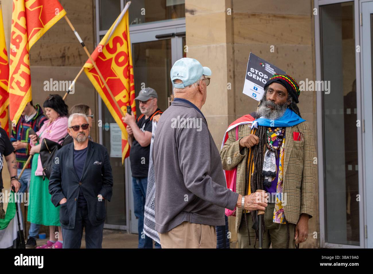 Glasgow, Schottland, Großbritannien. Mai 2025. Pro-palästinensische Demonstranten versammeln sich vor der Königlichen Konzerthalle, um gegen ein Treffen der „Freunde Israels in Glasgow“ im Inneren zu protestieren. Im Verlauf des Protestes wurde ein Organisator verhaftet und die Spannungen zwischen Polizei und Demonstranten verschärft, bevor er schließlich enthaftet und freigelassen wurde. Richard Gass/Alamy Live News Stockfoto