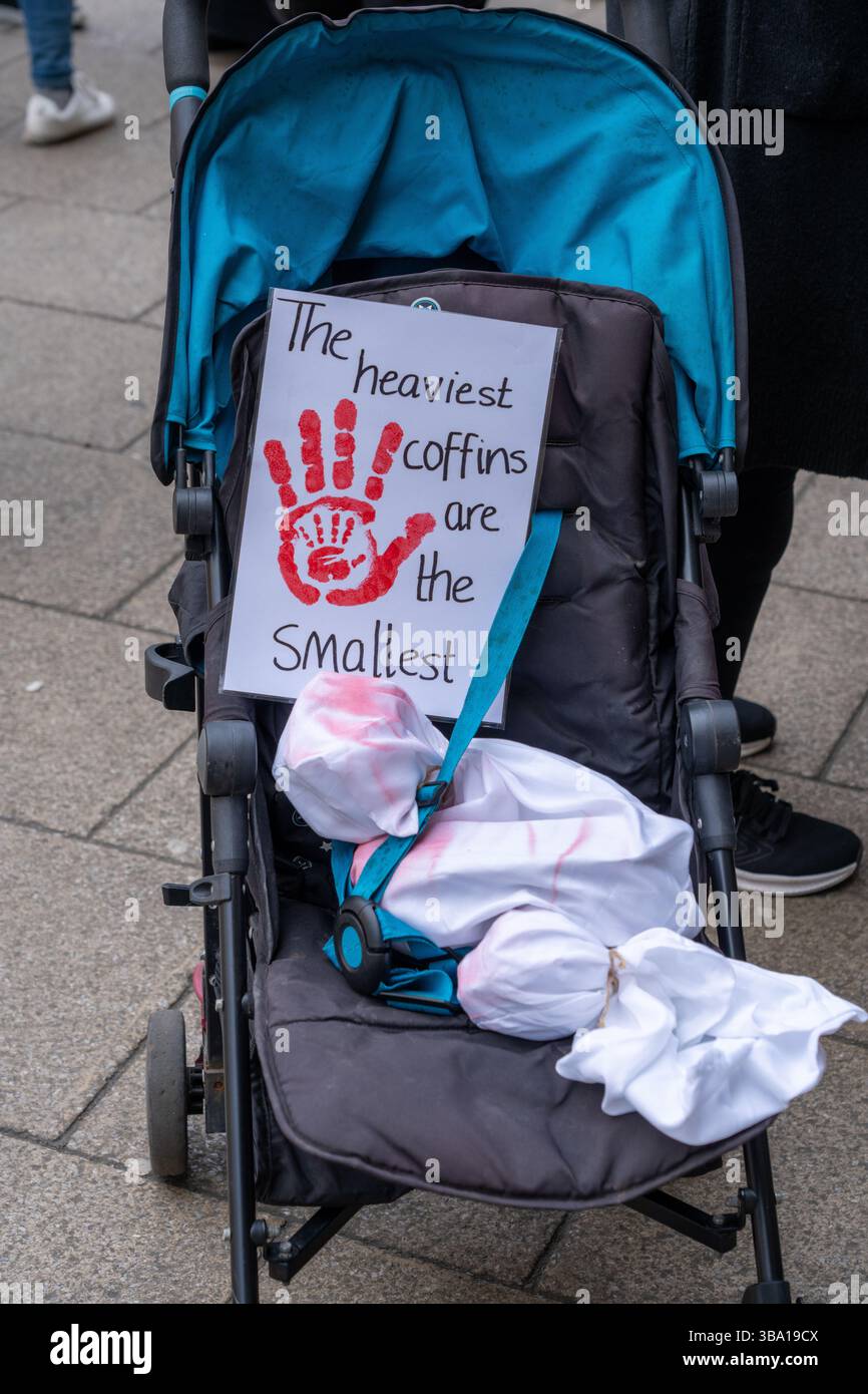 Glasgow, Schottland, Großbritannien. Mai 2025. Pro-palästinensische Demonstranten versammeln sich vor der Königlichen Konzerthalle, um gegen ein Treffen der „Freunde Israels in Glasgow“ im Inneren zu protestieren. Im Verlauf des Protestes wurde ein Organisator verhaftet und die Spannungen zwischen Polizei und Demonstranten verschärft, bevor er schließlich enthaftet und freigelassen wurde. Richard Gass/Alamy Live News Stockfoto