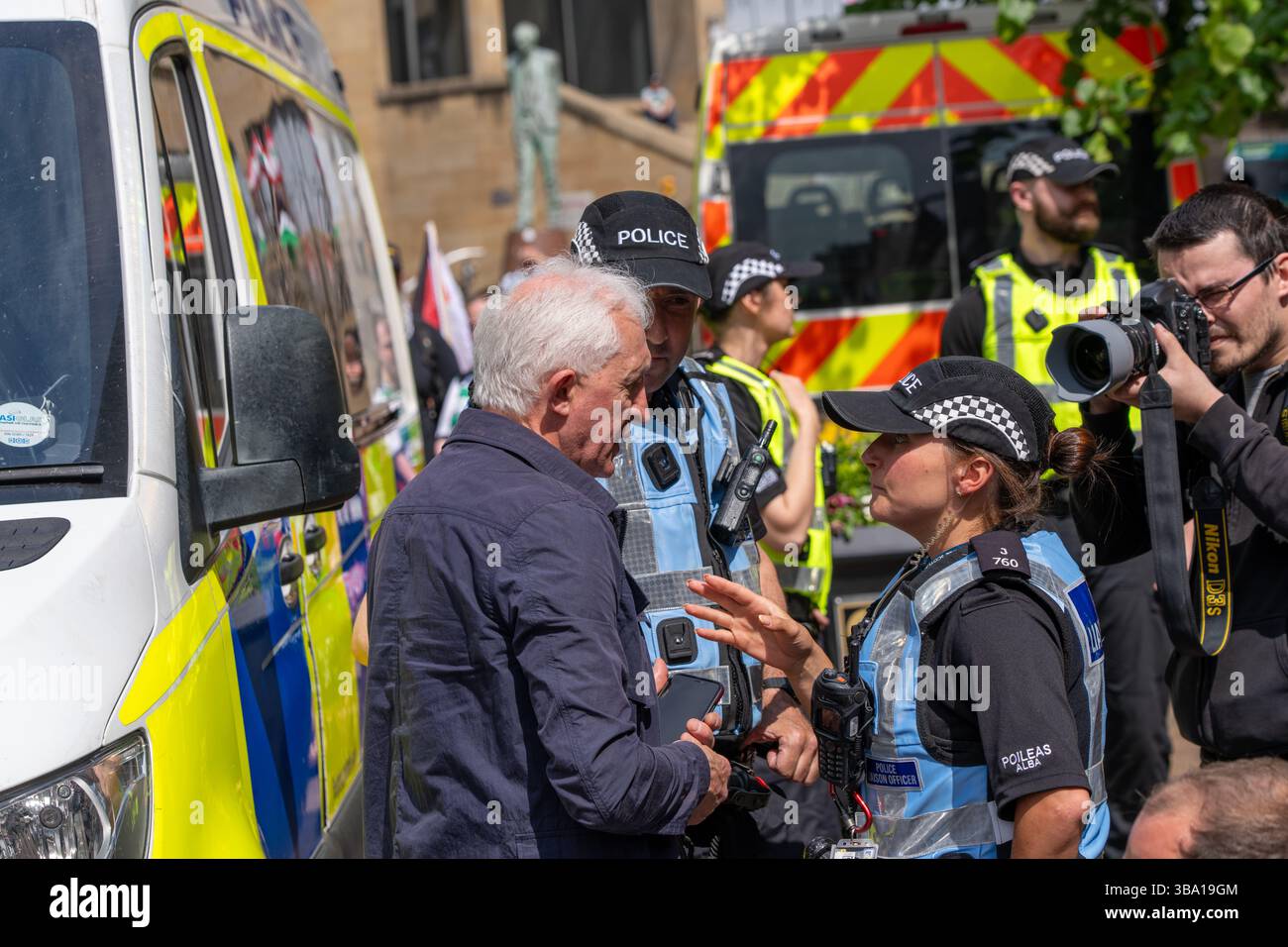 Glasgow, Schottland, Großbritannien. Mai 2025. Pro-palästinensische Demonstranten versammeln sich vor der Königlichen Konzerthalle, um gegen ein Treffen der „Freunde Israels in Glasgow“ im Inneren zu protestieren. Im Verlauf des Protestes wurde ein Organisator verhaftet und die Spannungen zwischen Polizei und Demonstranten verschärft, bevor er schließlich enthaftet und freigelassen wurde. Richard Gass/Alamy Live News Stockfoto