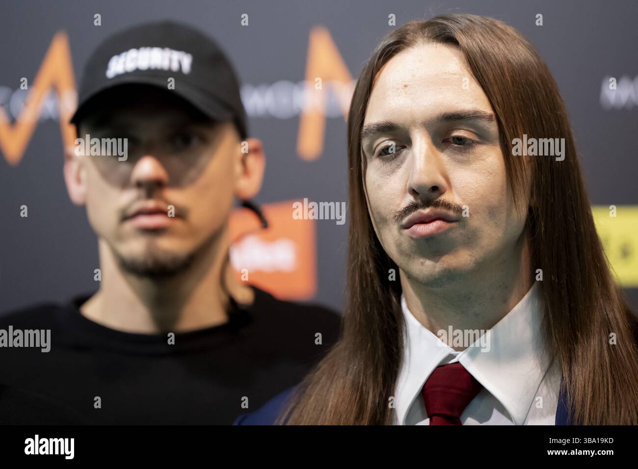 BASEL - Tommy Cash, der Estland vertritt, auf dem türkisfarbenen Teppich während der Eröffnungszeremonie des Eurovision Song Contests in der Schweiz. ANP SANDER KONING niederlande aus - belgien aus Stockfoto