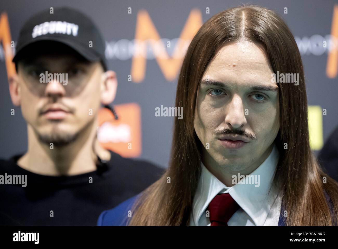 BASEL - Tommy Cash, der Estland vertritt, auf dem türkisfarbenen Teppich während der Eröffnungszeremonie des Eurovision Song Contests in der Schweiz. ANP SANDER KONING niederlande aus - belgien aus Stockfoto