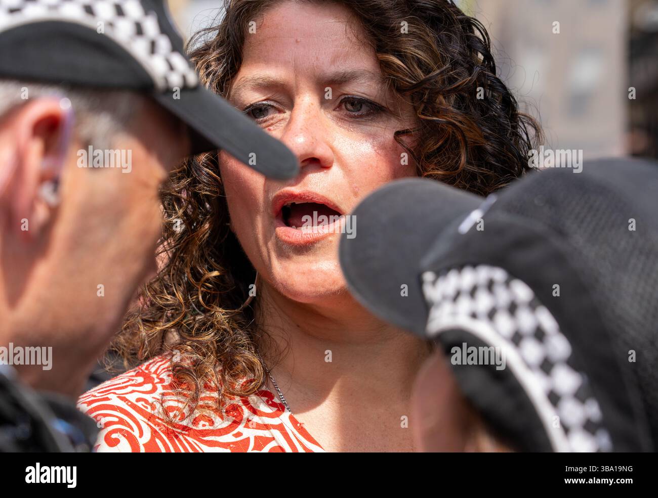 Glasgow, Schottland, Großbritannien. Mai 2025. Pro-palästinensische Demonstranten versammeln sich vor der Königlichen Konzerthalle, um gegen ein Treffen der „Freunde Israels in Glasgow“ im Inneren zu protestieren. Im Verlauf des Protestes wurde ein Organisator verhaftet und die Spannungen zwischen Polizei und Demonstranten verschärft, bevor er schließlich enthaftet und freigelassen wurde. Richard Gass/Alamy Live News Stockfoto