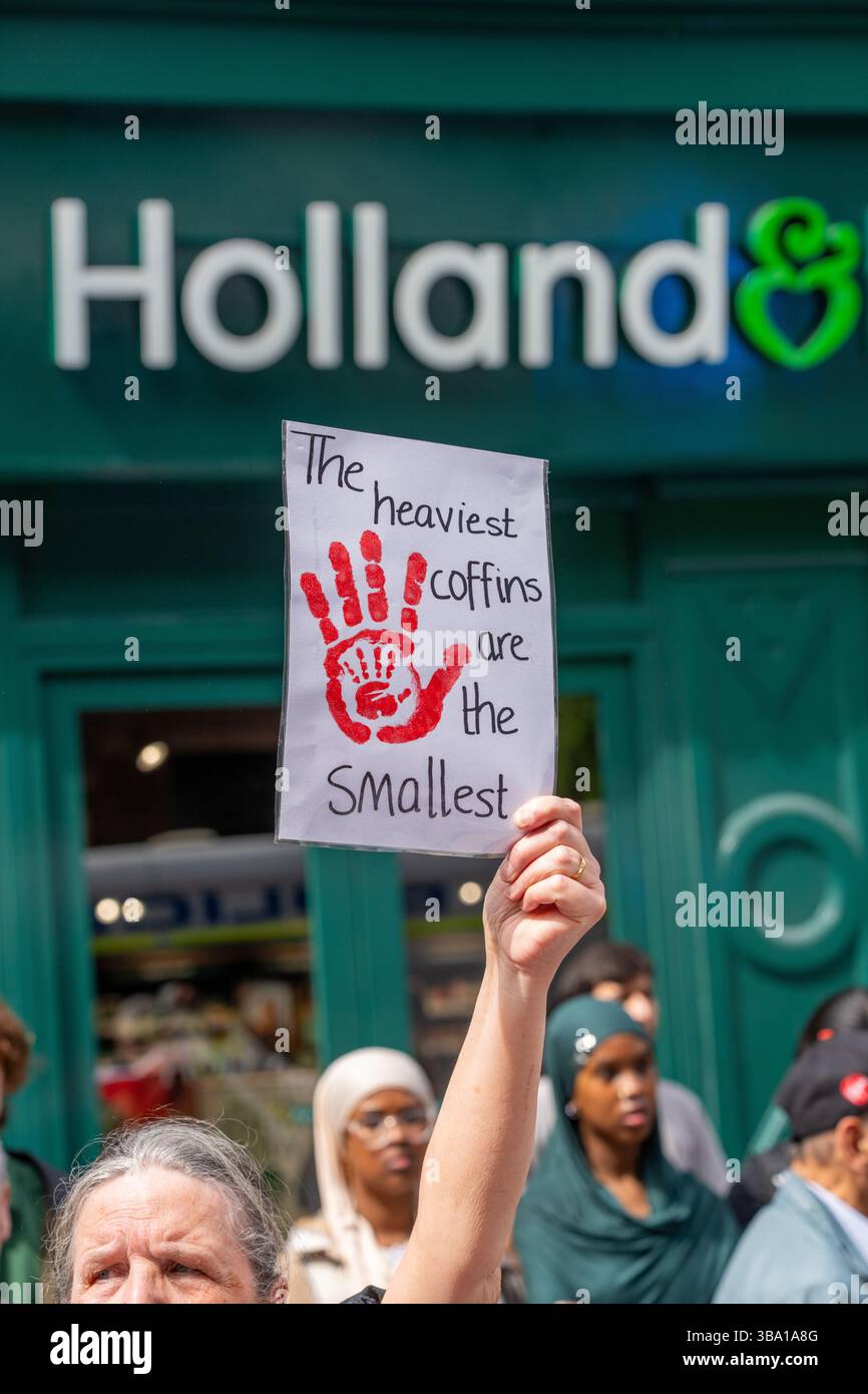 Glasgow, Schottland, Großbritannien. Mai 2025. Pro-palästinensische Demonstranten versammeln sich vor der Königlichen Konzerthalle, um gegen ein Treffen der „Freunde Israels in Glasgow“ im Inneren zu protestieren. Im Verlauf des Protestes wurde ein Organisator verhaftet und die Spannungen zwischen Polizei und Demonstranten verschärft, bevor er schließlich enthaftet und freigelassen wurde. Richard Gass/Alamy Live News Stockfoto