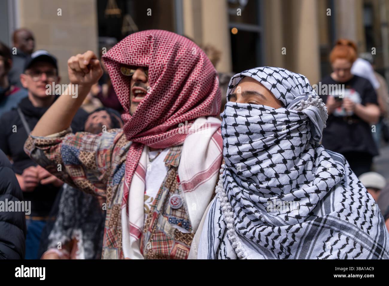 Glasgow, Schottland, Großbritannien. Mai 2025. Pro-palästinensische Demonstranten versammeln sich vor der Königlichen Konzerthalle, um gegen ein Treffen der „Freunde Israels in Glasgow“ im Inneren zu protestieren. Im Verlauf des Protestes wurde ein Organisator verhaftet und die Spannungen zwischen Polizei und Demonstranten verschärft, bevor er schließlich enthaftet und freigelassen wurde. Richard Gass/Alamy Live News Stockfoto