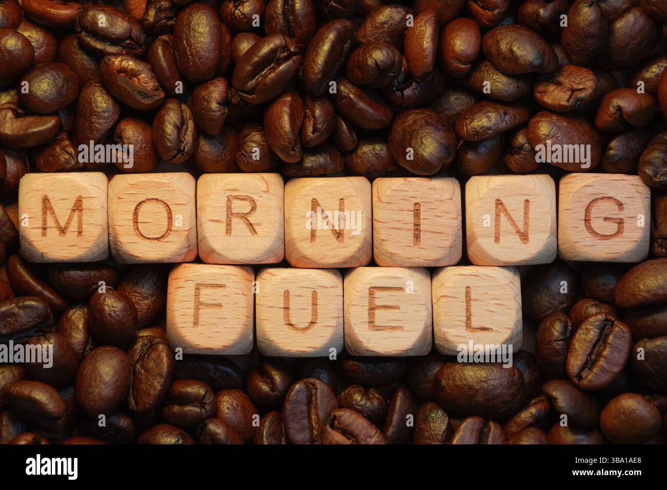 Treibstoff am Morgen: Holzblöcke umgeben von gerösteten Kaffeebohnen. Stockfoto