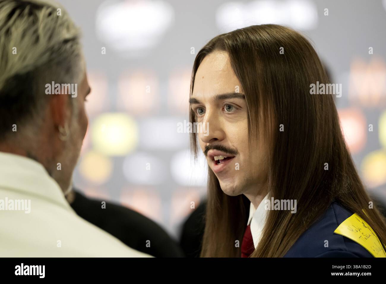 BASEL - Tommy Cash, der Estland vertritt, auf dem türkisfarbenen Teppich während der Eröffnungszeremonie des Eurovision Song Contests in der Schweiz. ANP SANDER KONING niederlande aus - belgien aus Stockfoto