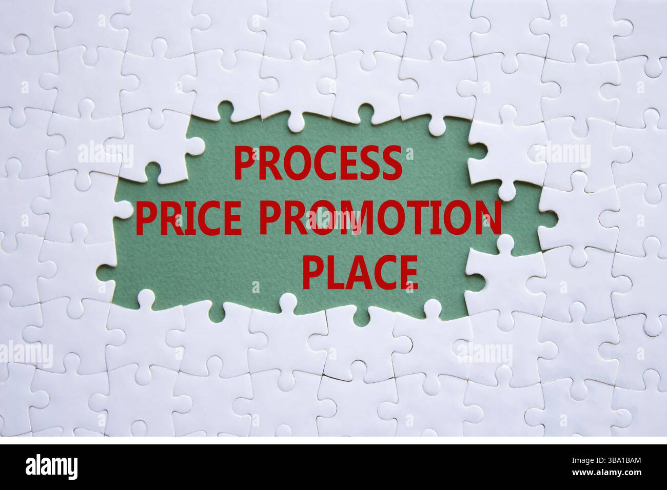 Symbol „Preis Promotion“ verarbeiten. Weißes Puzzle mit den Worten Process Price Promotion Place. Wunderschöner graugrüner Hintergrund. Geschäftskonzept. Kopie s Stockfoto