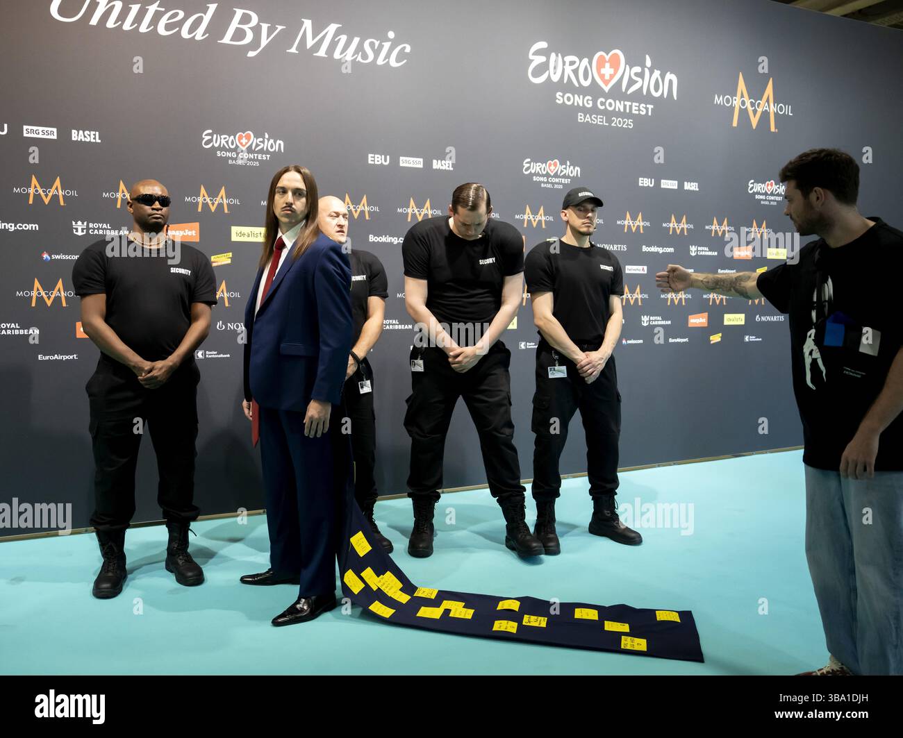 BASEL - Tommy Cash, der Estland vertritt, auf dem türkisfarbenen Teppich während der Eröffnungszeremonie des Eurovision Song Contests in der Schweiz. ANP SANDER KONING niederlande aus - belgien aus Stockfoto