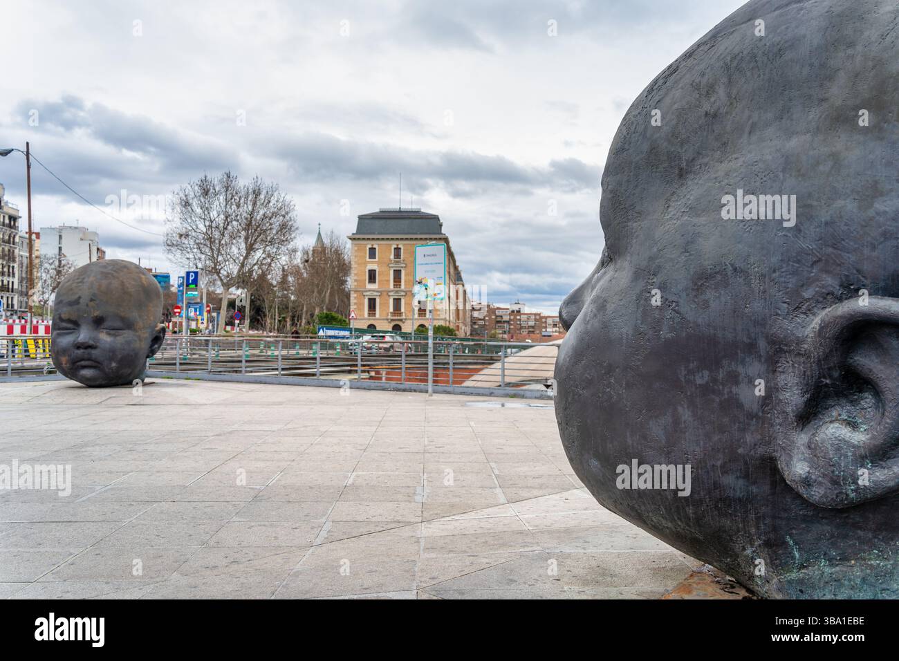 Madrid, Spanien - 10. März 2025: Gigantische Baby Head Skulpturen von Antonio López auf der Atocha Station Plaza Stockfoto