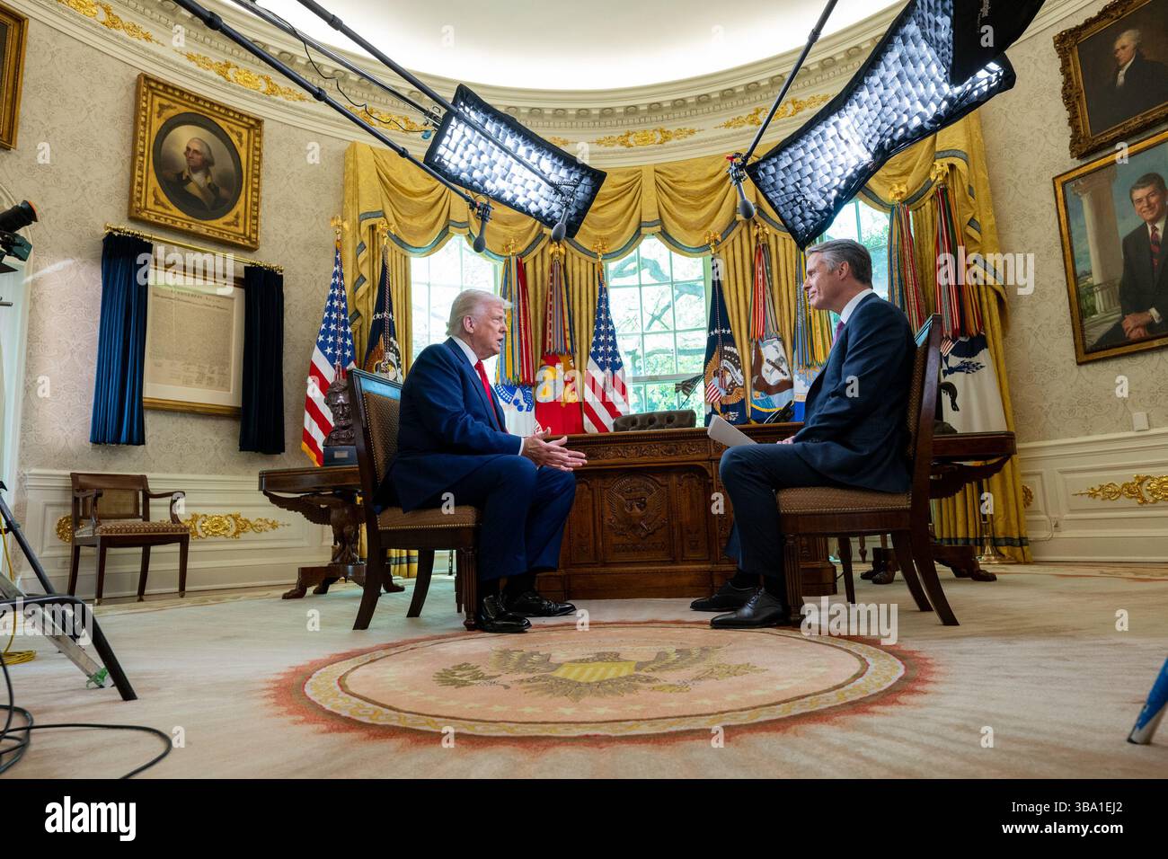 Präsident Donald Trump wird von Terry Moran von ABC News im Oval Office am Dienstag, den 29. April 2025, interviewt. Stockfoto