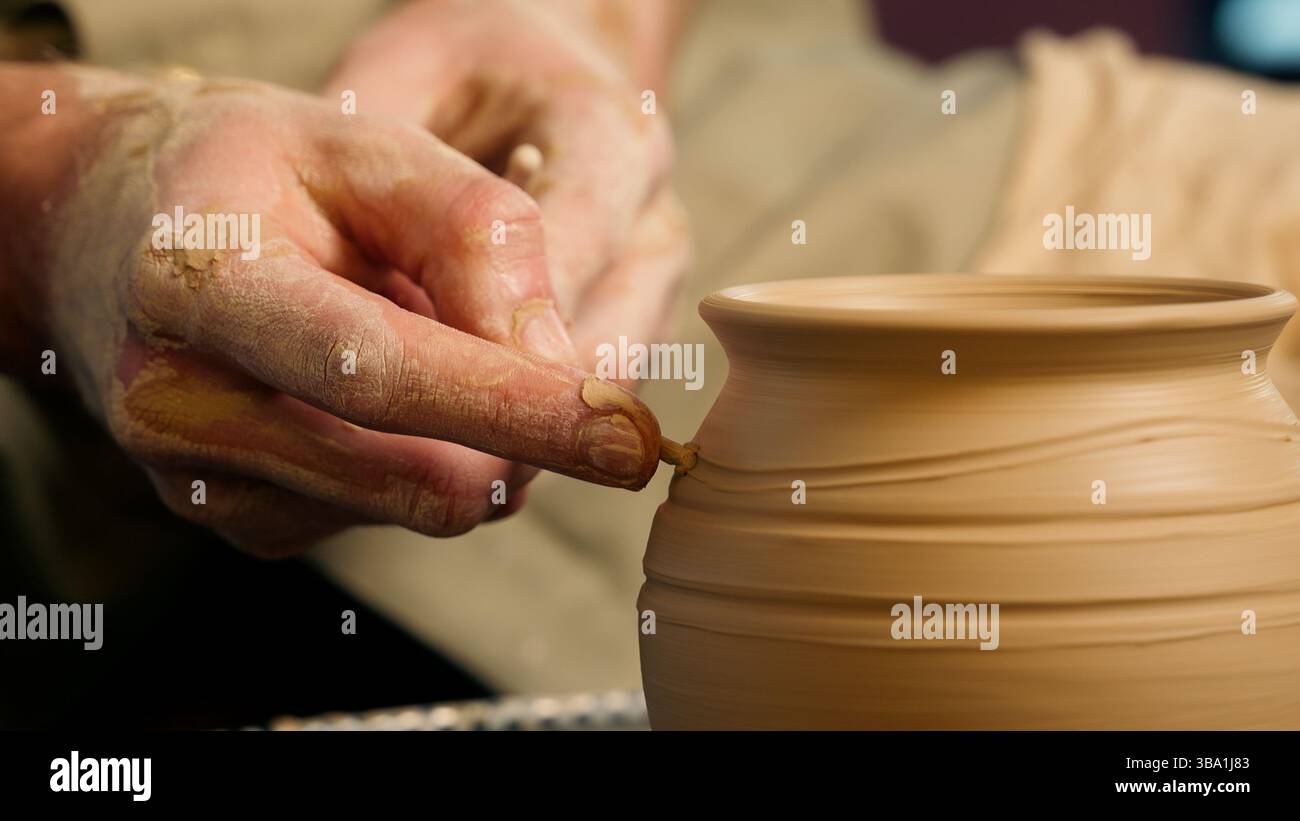 Schließen Sie Töpfer mit professioneller Ausrüstung Mann männlicher Meister Fertigkeit Hobby Kunst Kunst Muster Ton Töpferei Schüssel Krug Vase Handwerker klein Stockfoto