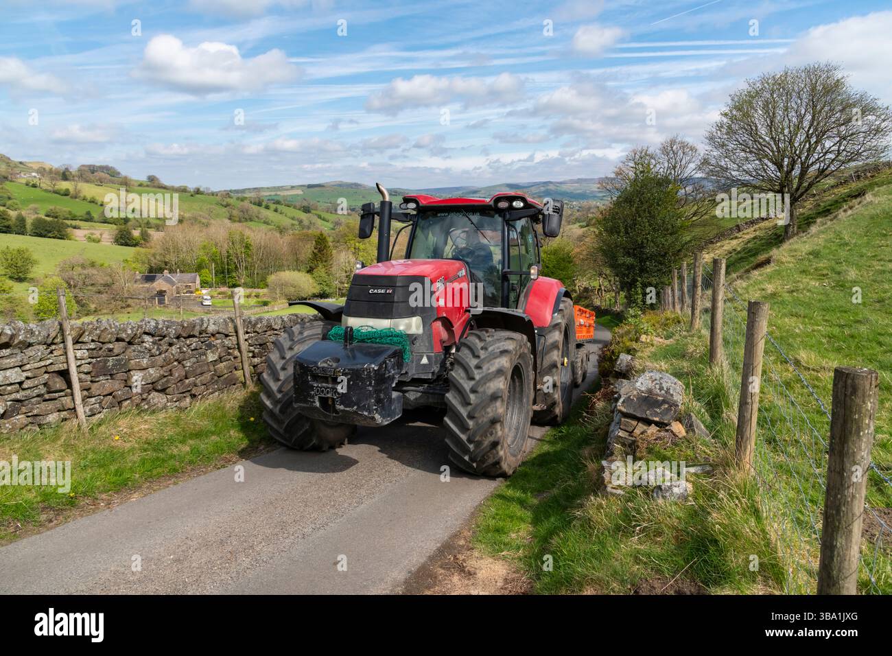 Tractoron eine schmale Landstraße bei Combs bei Chapel-en-le-Frith, Derbyshire, England Stockfoto