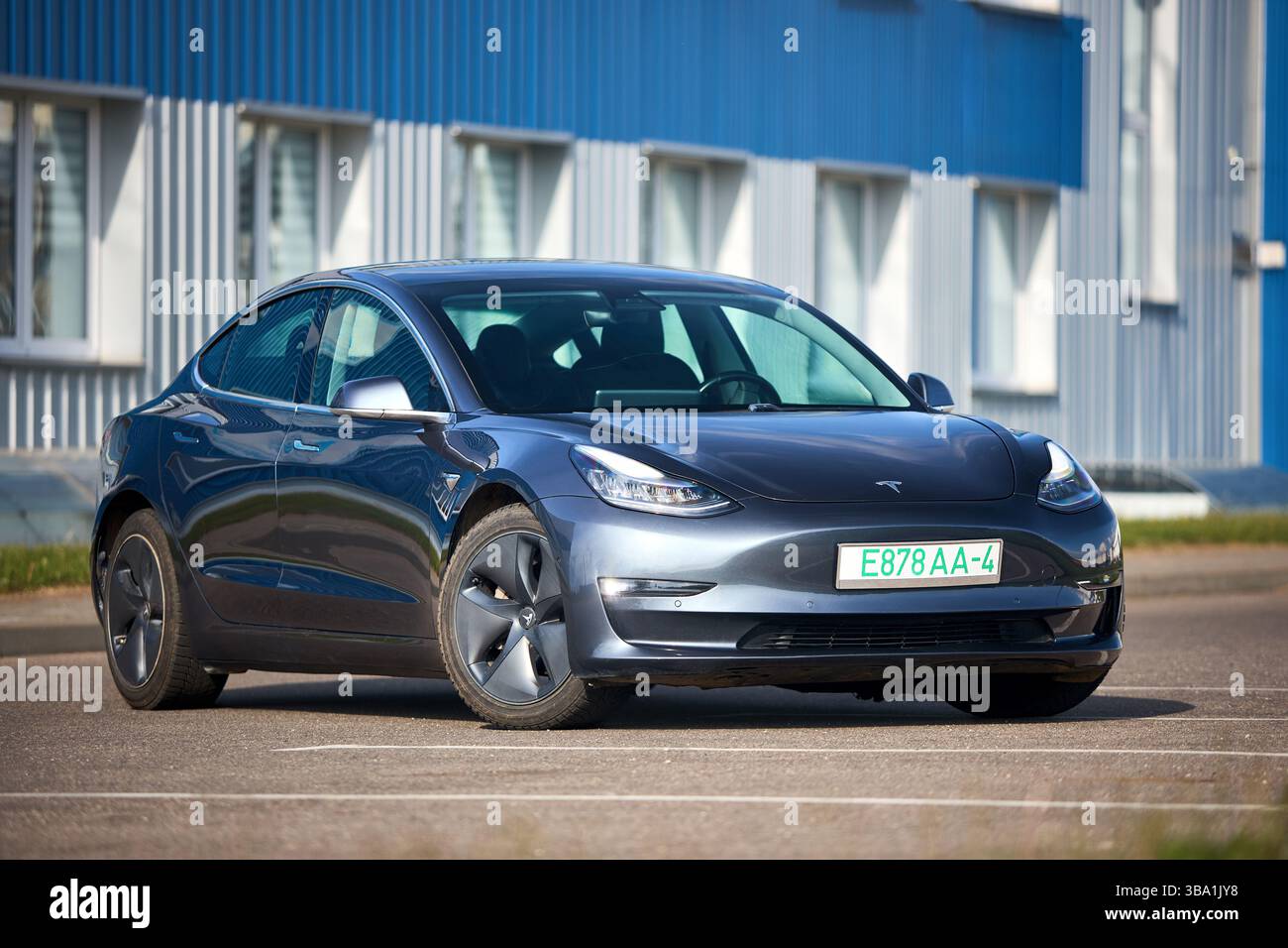 Berlin, 4. Mai 2024: Tesla Model 3 54 kWh Standard Range Plus 2019 selektiver Fokus über außerfokussiertem urbanem Hintergrund. Tesla Model 3 Batterie Stockfoto