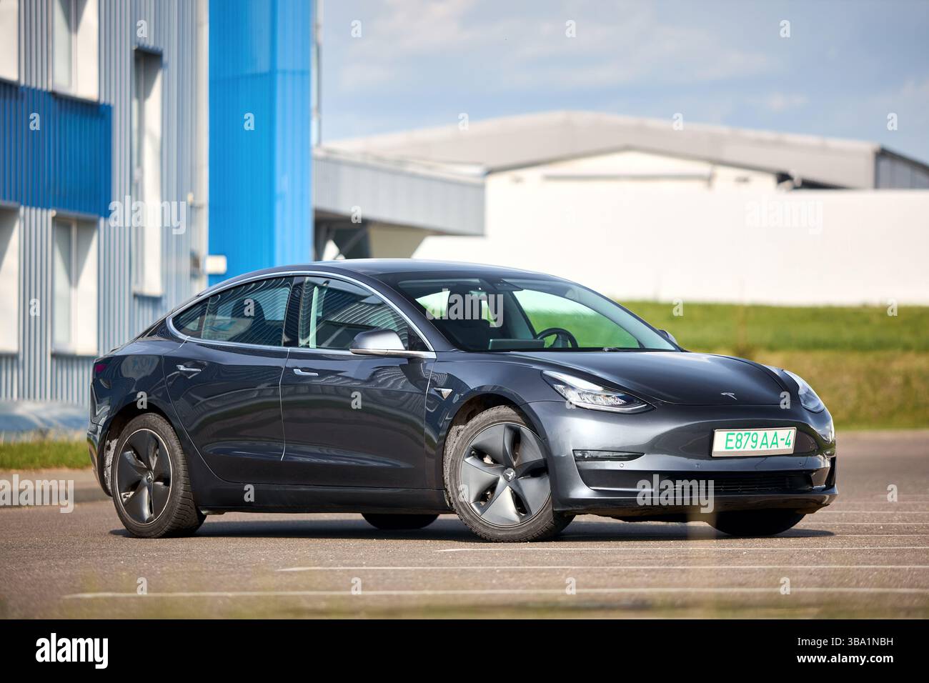 Berlin, 4. Mai 2024: Tesla Model 3 54 kWh Standard Range Plus 2019 selektiver Fokus über außerfokussiertem urbanem Hintergrund. Tesla Model 3 Batterie Stockfoto