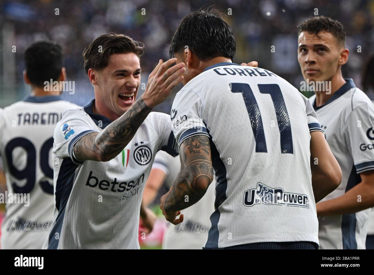 Turin, Italien. Mai 2025. Nicola Zalewski von Inter FC feiert nach einem Tor während des italienischen Fußballspiels der Serie A zwischen Torino FC und Inter FC Internazionale Serie A am 9. Mai 2025 im Olimpico Grande Torino Stadion in Turin, Italien Credit: Tiziano Ballabio Credit: Tiziano Ballabio/Alamy Live News Stockfoto