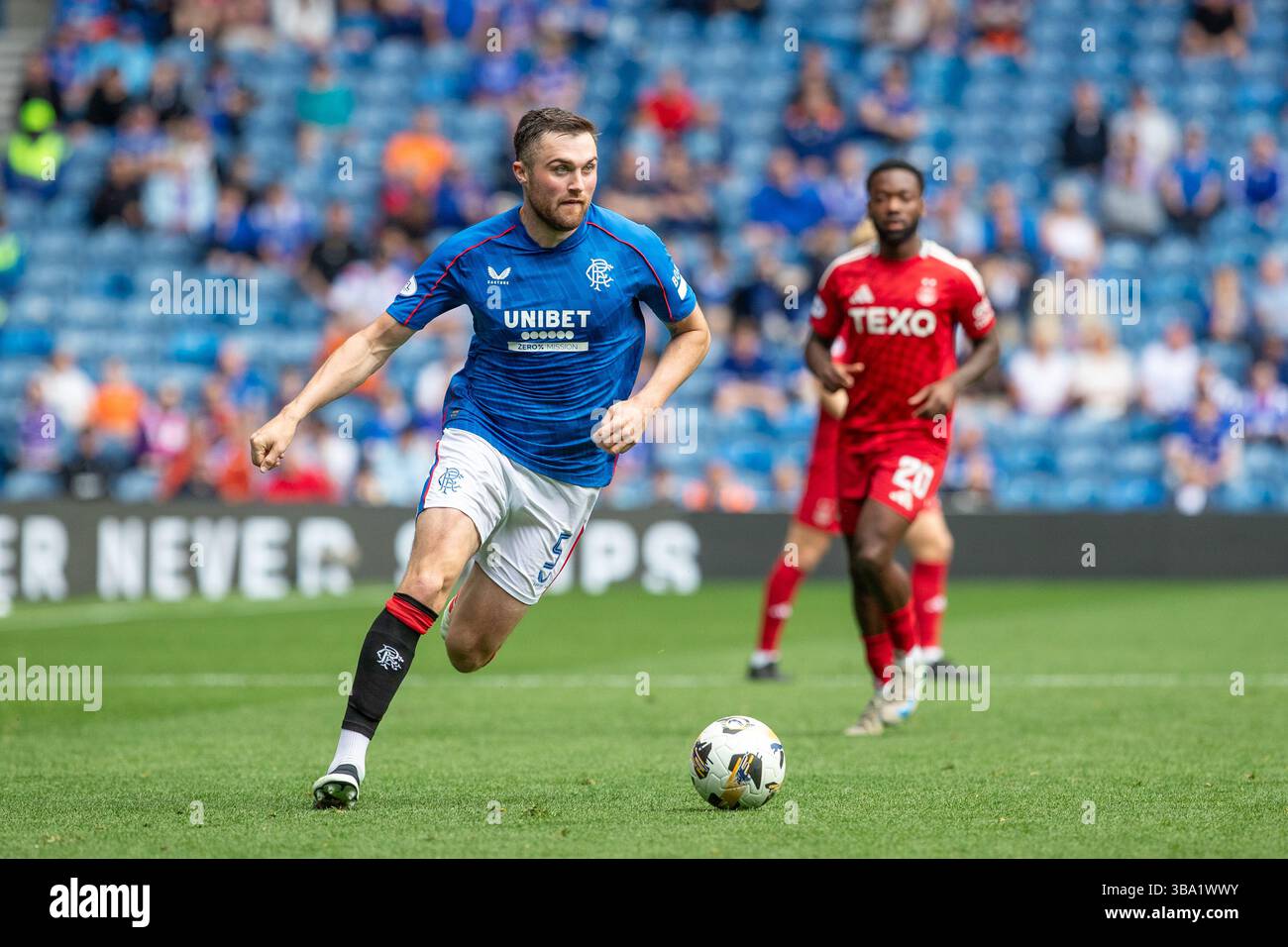 Glasgow, Großbritannien. Mai 2025. Rangers FC spielte Aberdeen FC im Ibrox Stadion in Glasgow, Schottland, Großbritannien in einem Spiel der schottischen Premiership. Das Ergebnis war die Rangers 4:0 Aberdeen. John Souttar (R5) läuft mit dem Ball. Quelle: Findlay/Alamy Live News Stockfoto