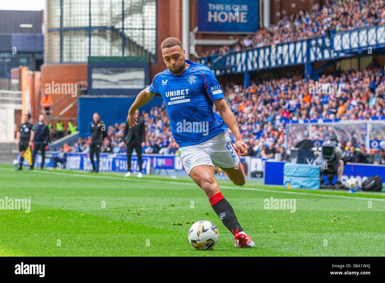 Glasgow, Großbritannien. Mai 2025. Rangers FC spielte Aberdeen FC im Ibrox Stadion in Glasgow, Schottland, Großbritannien in einem Spiel der schottischen Premiership. Das Ergebnis war die Rangers 4:0 Aberdeen. Cyriel Dessers (R9) tritt den Ball. Quelle: Findlay/Alamy Live News Stockfoto