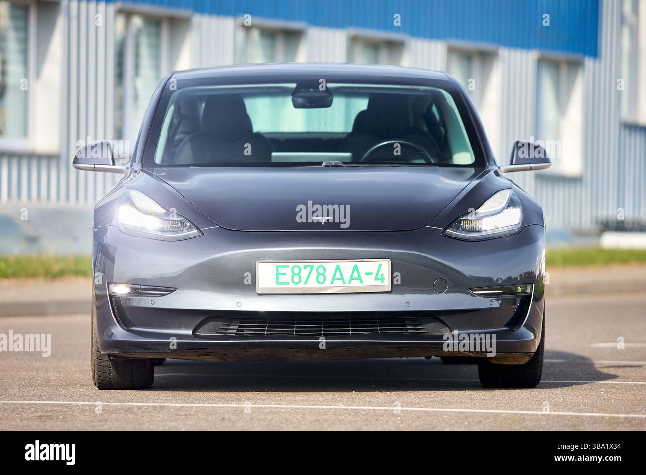 Berlin, 4. Mai 2024: Tesla Model 3 54 kWh Standard Range Plus 2019 selektiver Fokus über außerfokussiertem urbanem Hintergrund. Tesla Model 3 Batterie Stockfoto