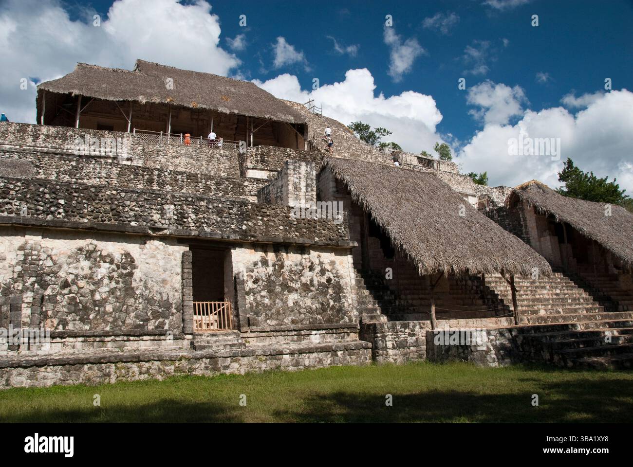 Die Akropolis, an der archäologischen Stätte der Maya von Ek' Balam, beherbergte das Grab von König Ukit Kan Le'k Tok', Yucatan, Mexiko. Stockfoto