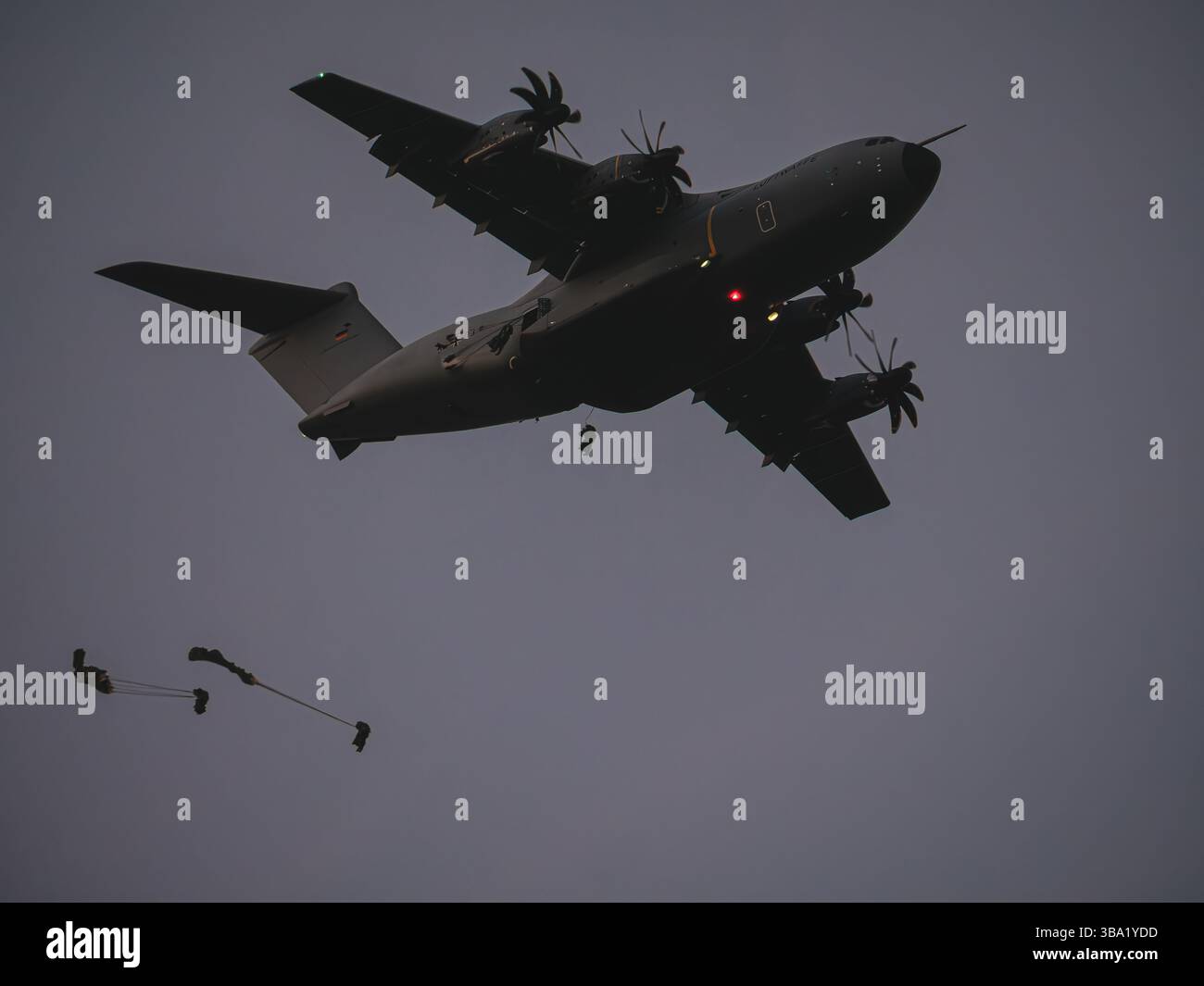 Ein Airbus A400M der deutschen Luftwaffe setzt Fallschirmjäger während einer NATO-Übung in Deutschland ein, bei der schnelle Lufteinsätze und multinationales Militär gezeigt werden Stockfoto