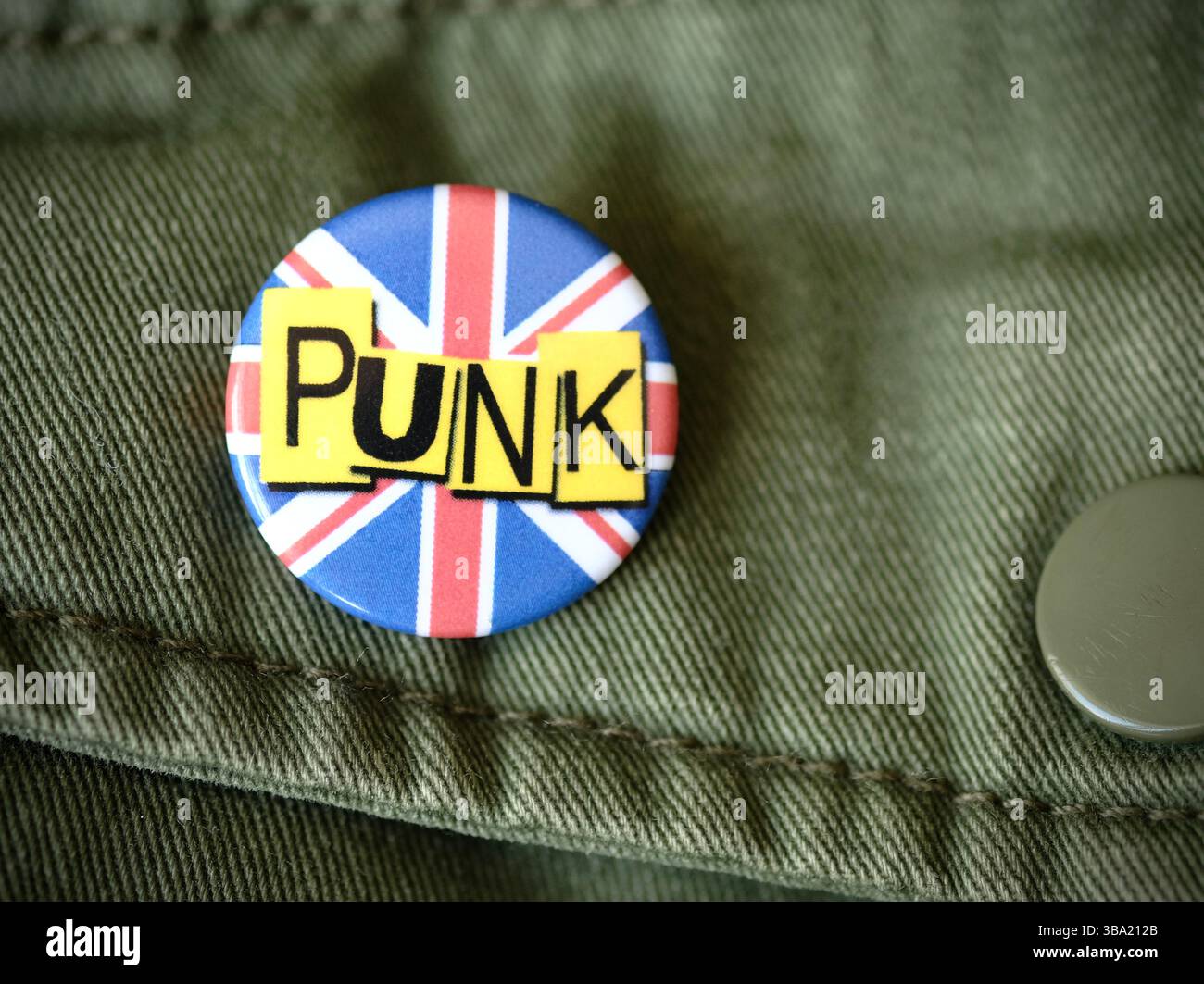 Vintage Punk Pin Badge Union Jack Flaggenstil Farben, die New Wave Musik 1970er Jahre rot weiß und blau, aufgenommen in Großbritannien 2025 Stockfoto