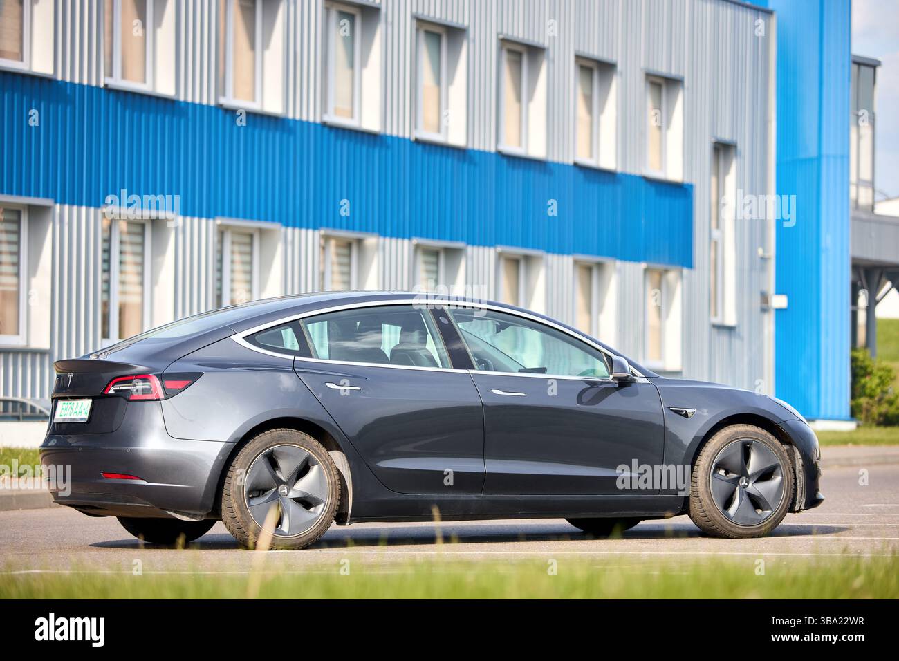 Berlin, 4. Mai 2024: Tesla Model 3 54 kWh Standard Range Plus 2019 selektiver Fokus über außerfokussiertem urbanem Hintergrund. Tesla Model 3 Batterie Stockfoto
