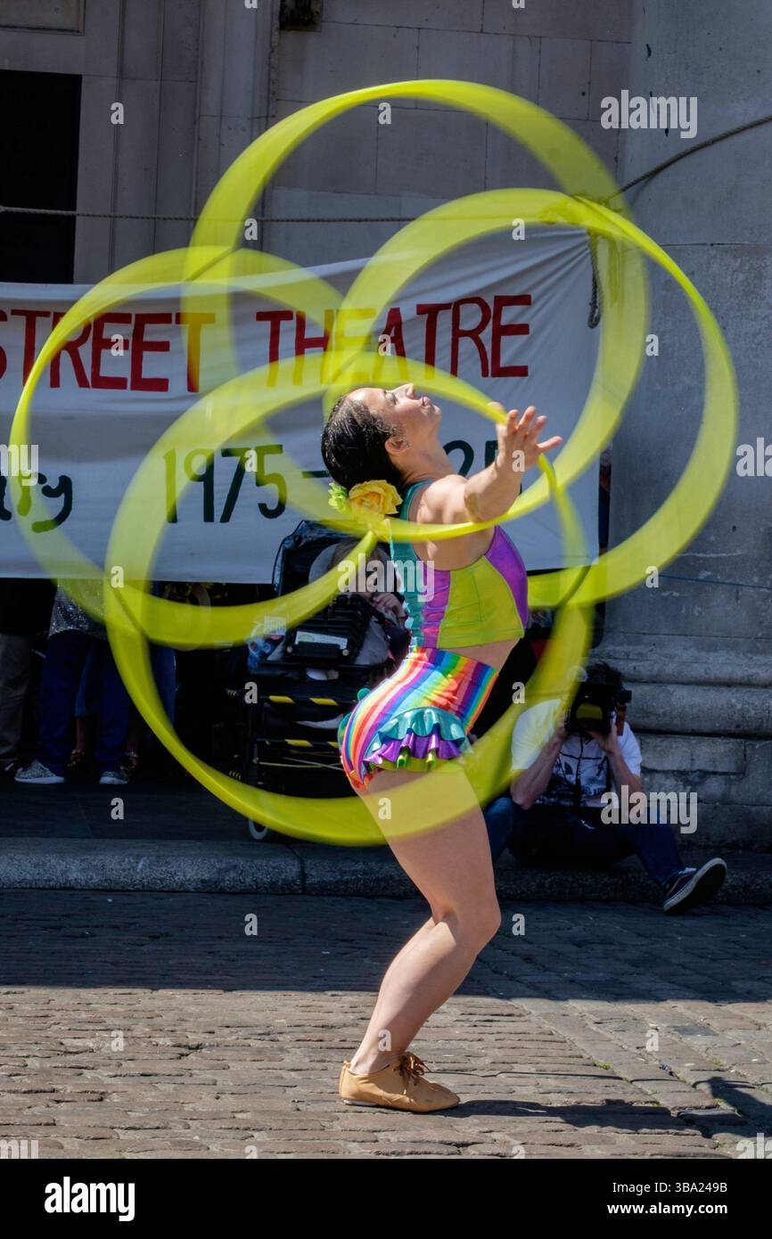 Mai 2025, London, Großbritannien. Das Covent Garden Street Theatre feiert sein 50-jähriges Bestehen auf der piazza, Covent Garden. Bei einem ganztägigen Festival mit Aufführungen von Mitgliedern der Straßentheater-Community aus den Jahrzehnten werden alle Zuschauerspenden für wohltätige Zwecke gesammelt. Stockfoto
