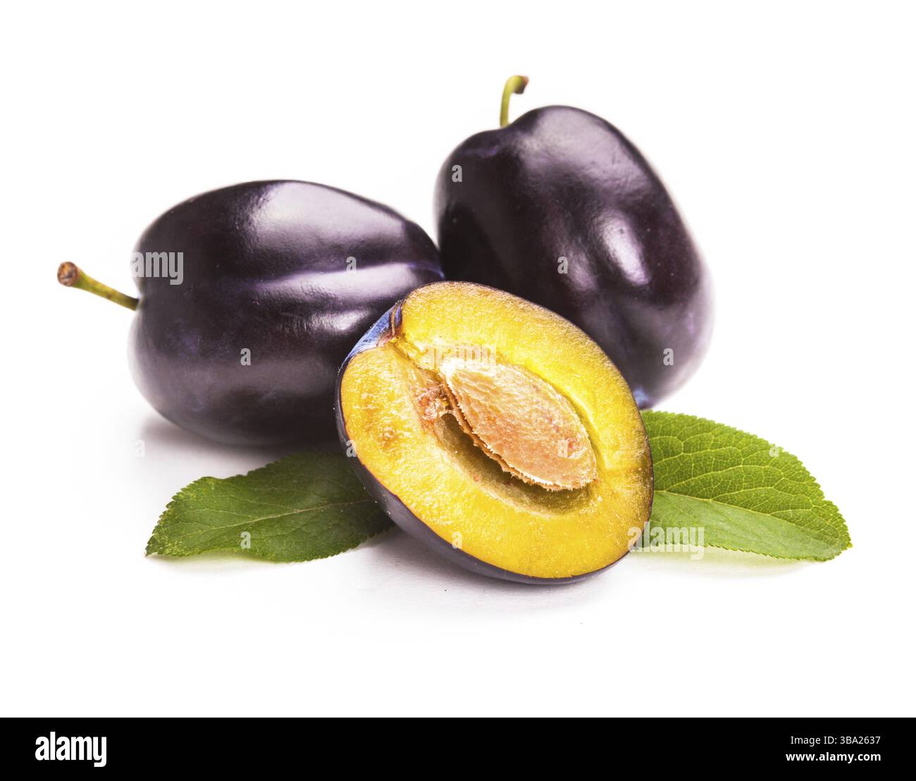 Pflaumen mit grünen Blatt isoliert auf weißem Hintergrund Stockfoto