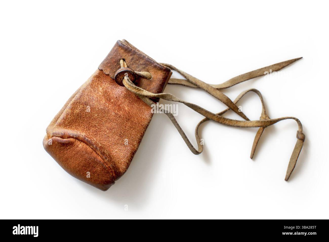 Kleine alte, abgetragene braune Münztasche aus Leder, isoliert auf weißem Hintergrund Stockfoto
