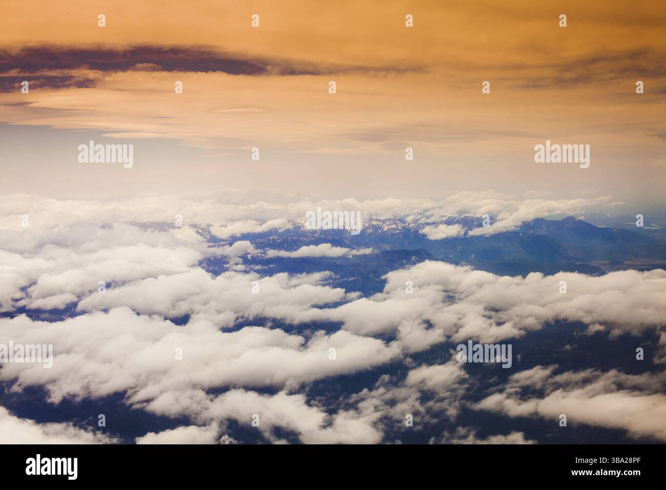 Wolken am Himmel. Himmel. Blick aus dem Flugzeugfenster am Himmel Stockfoto
