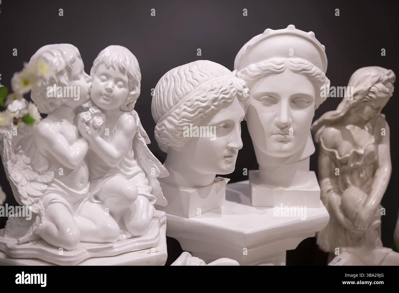 Verschiedene Gipsskulpturen. Gipskopf der Venus, Engel und griechische Göttinnen. Verkauf von Gipsskulpturen Stockfoto