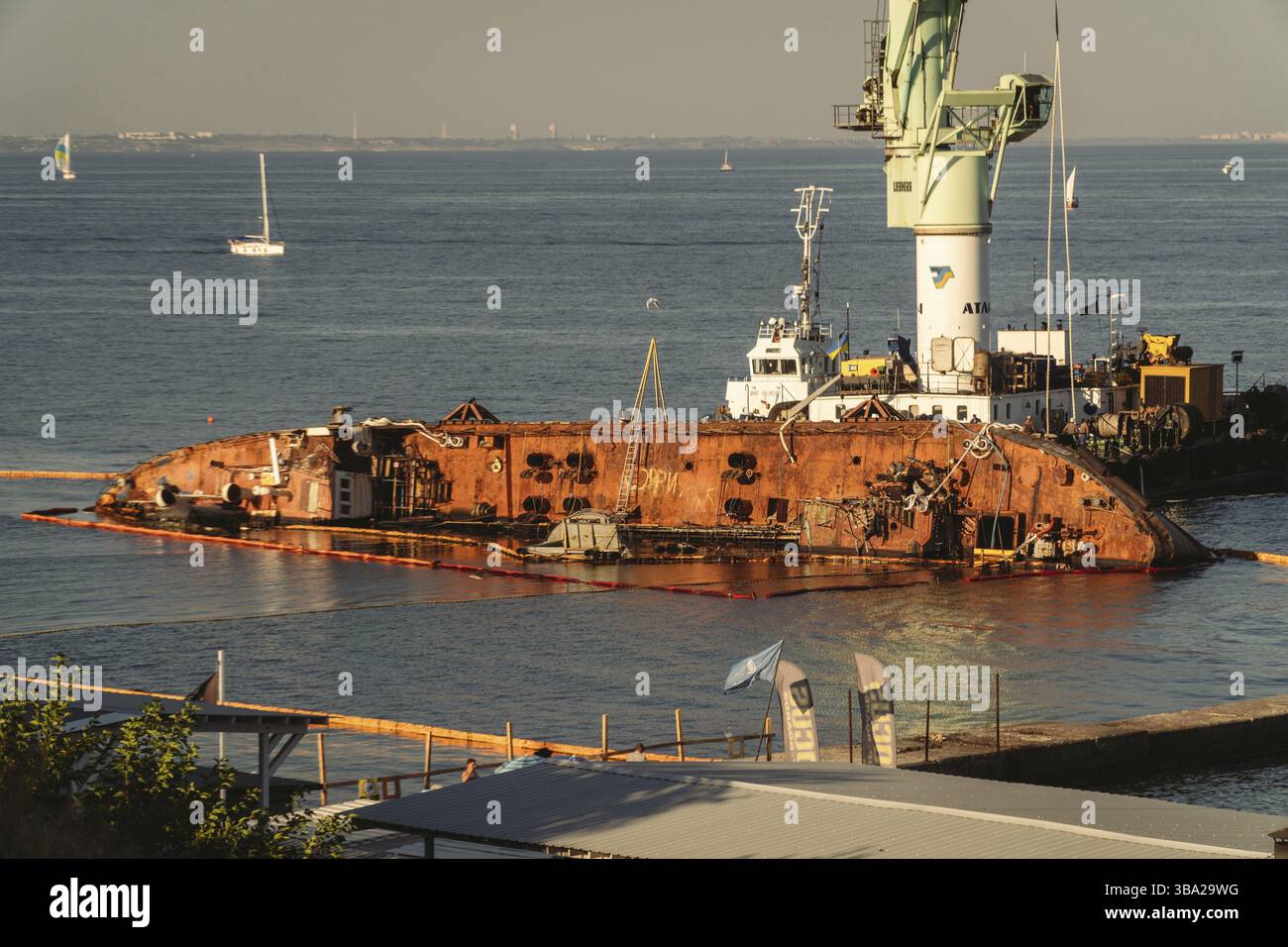 Das Wrack des Tankers Delfi am Strand von Odessa. Ökologische Katastrophe, Ölpest an den Stränden der Stadt wie. Öltanker Delfi in der Nähe der Schwarzmeerküste in der Ukraine Stockfoto