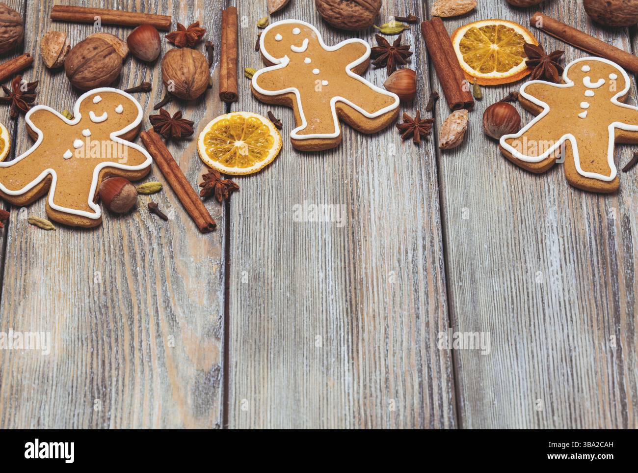 Lebkuchen mit Gewürzen auf dem Holztisch. Einrichtung mit Weihnachtsaroma Stockfoto