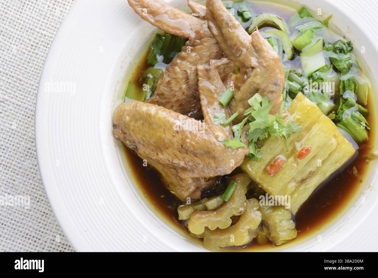 Geschmorte Hähnchenflügel mit bitterem Geschmack Stockfoto