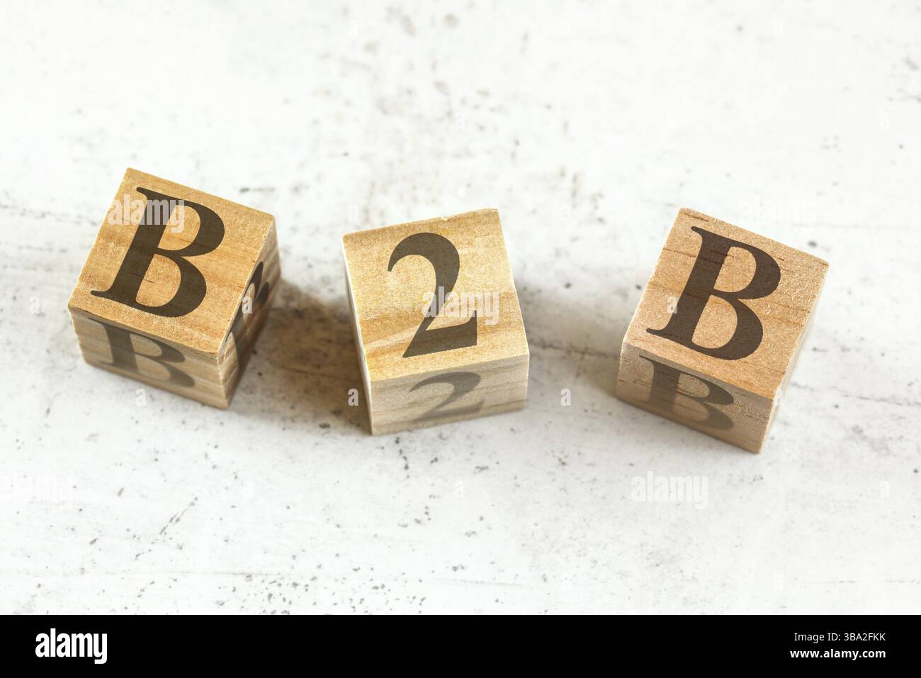 Drei Holzwürfel mit den Buchstaben B2B - steht für Business to Busines - auf Whiteboard, Liptovsky Hradok, Slowakei, Europa Stockfoto