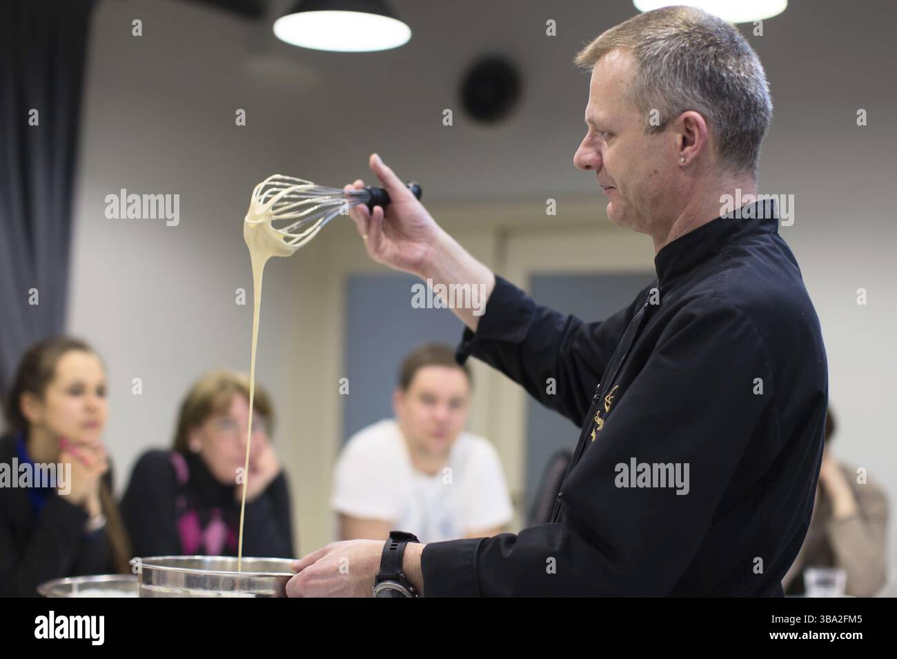 Belarus, Minsk, 21. März 2017. Kulinarische Schule. Eine offene Lektion auf Französisch Kochen. Master Class auf dem Kochen. Der Koch zeigt Ihnen, wie Sie kochen den Teig Stockfoto