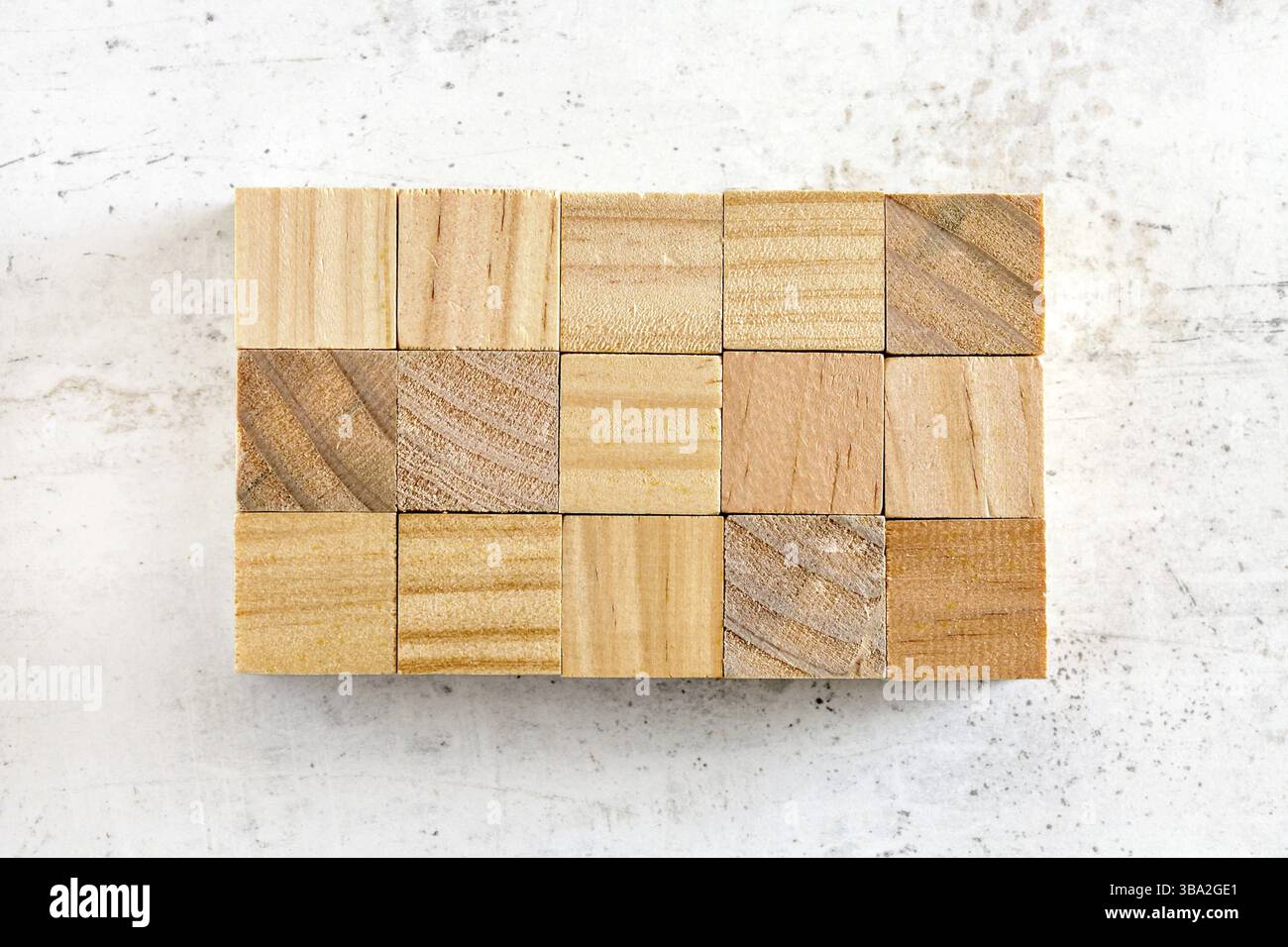 Flachbild, 15 Holzwürfel im 3 x 5 Raster auf weißem Arbeitsbrett. Fügen Sie Ihren Text auf leere Holzquadrate, Liptovsky Hradok, Slowakei, Stockfoto