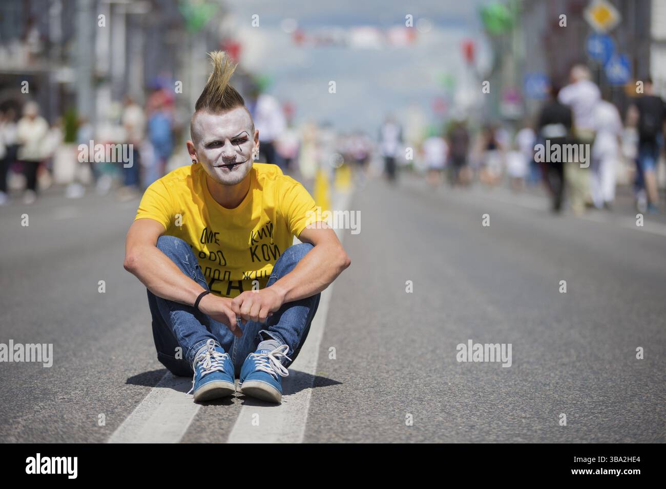 Weißrussland, die Stadt Gimel, 03. Juli 2019. Jugendfest. Punk in hellen Kleidern auf einer Stadtstraße, Europa Stockfoto