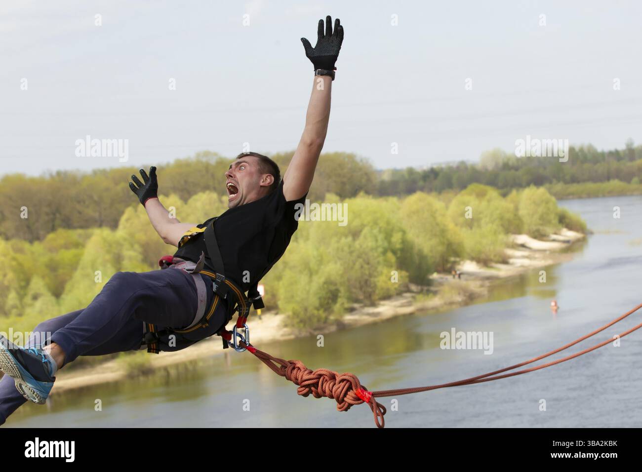 Ein Mann springt extrem von einer Brücke auf einem Seil Stockfoto