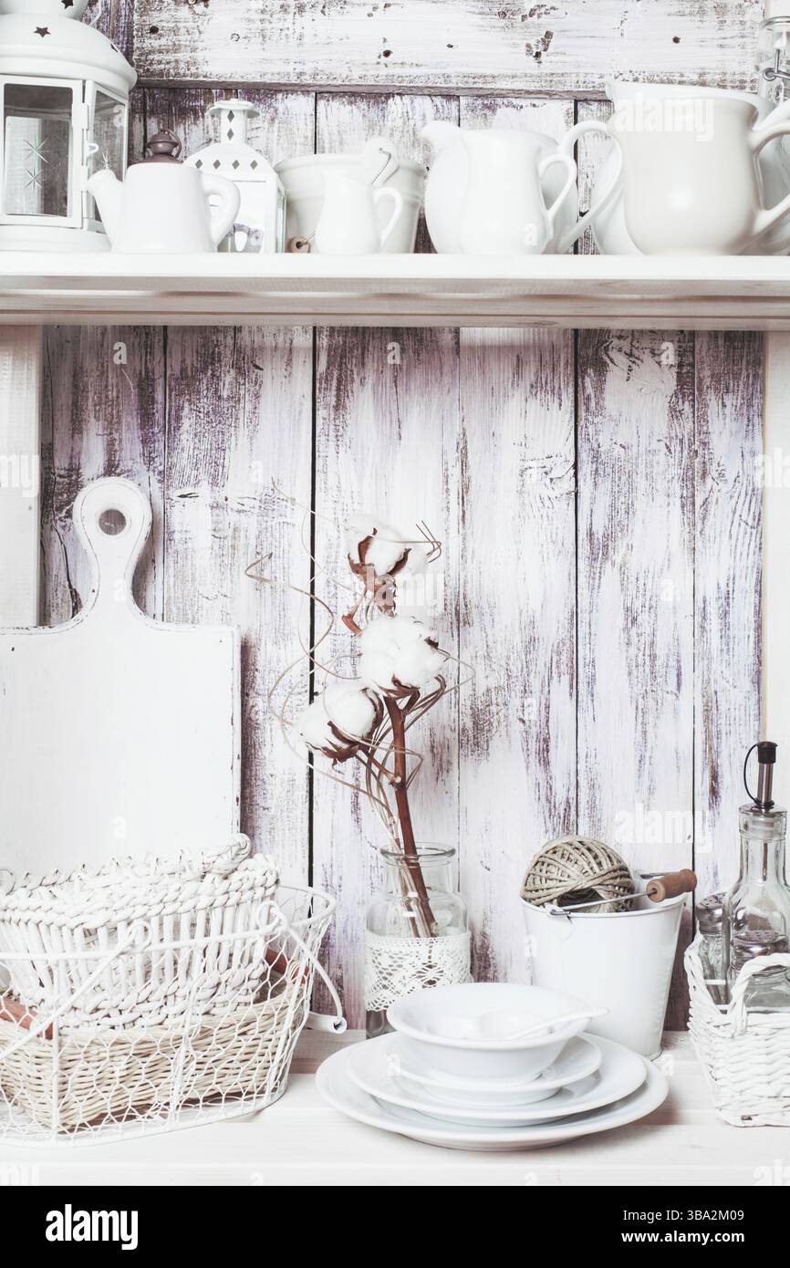 Regal im Schrank in der Küche im shabby chic Stil Stockfoto