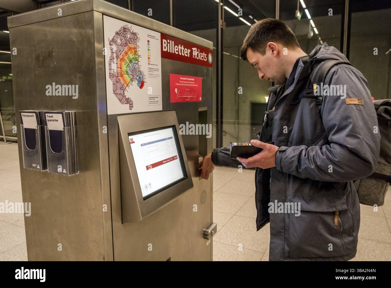 Februar 2019. Flughafen Kastrup. Dänemark. Kopenhagen. Automatische Ticketecke zum Anschluss an den öffentlichen Nahverkehr am Flughafen Kopenhagen Stockfoto