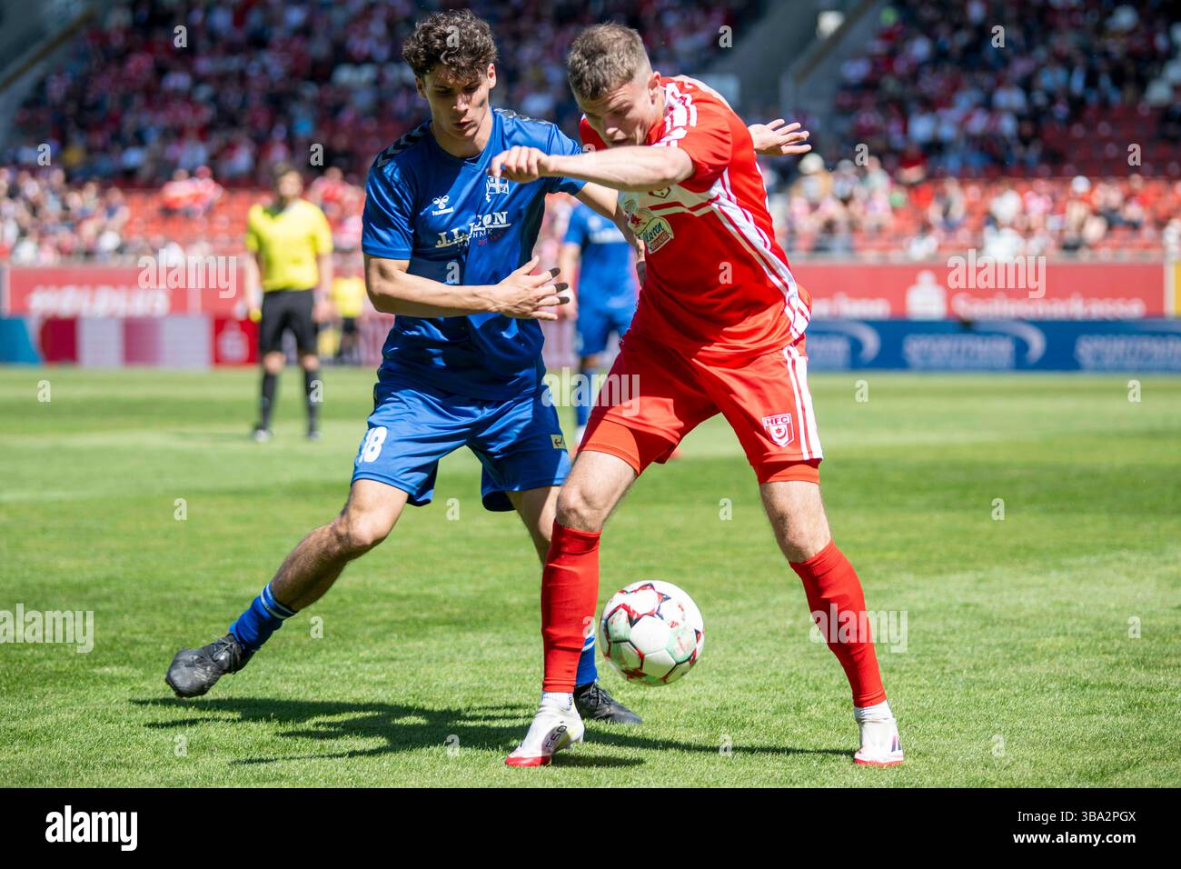 Halle, Deutschland. Mai 2025. Halle, Deutschland 11. Mai 2025: Regionalliga Nord/Ost - 2024/2025 - Hallescher FC vs. F.C. Hertha 03 Zehlendorf im Bild: v. li. im Zweikampf Louis Wagner (Zehlendorf) und Fabrice Hartmann (Halle) Credit: dpa/Alamy Live News Stockfoto
