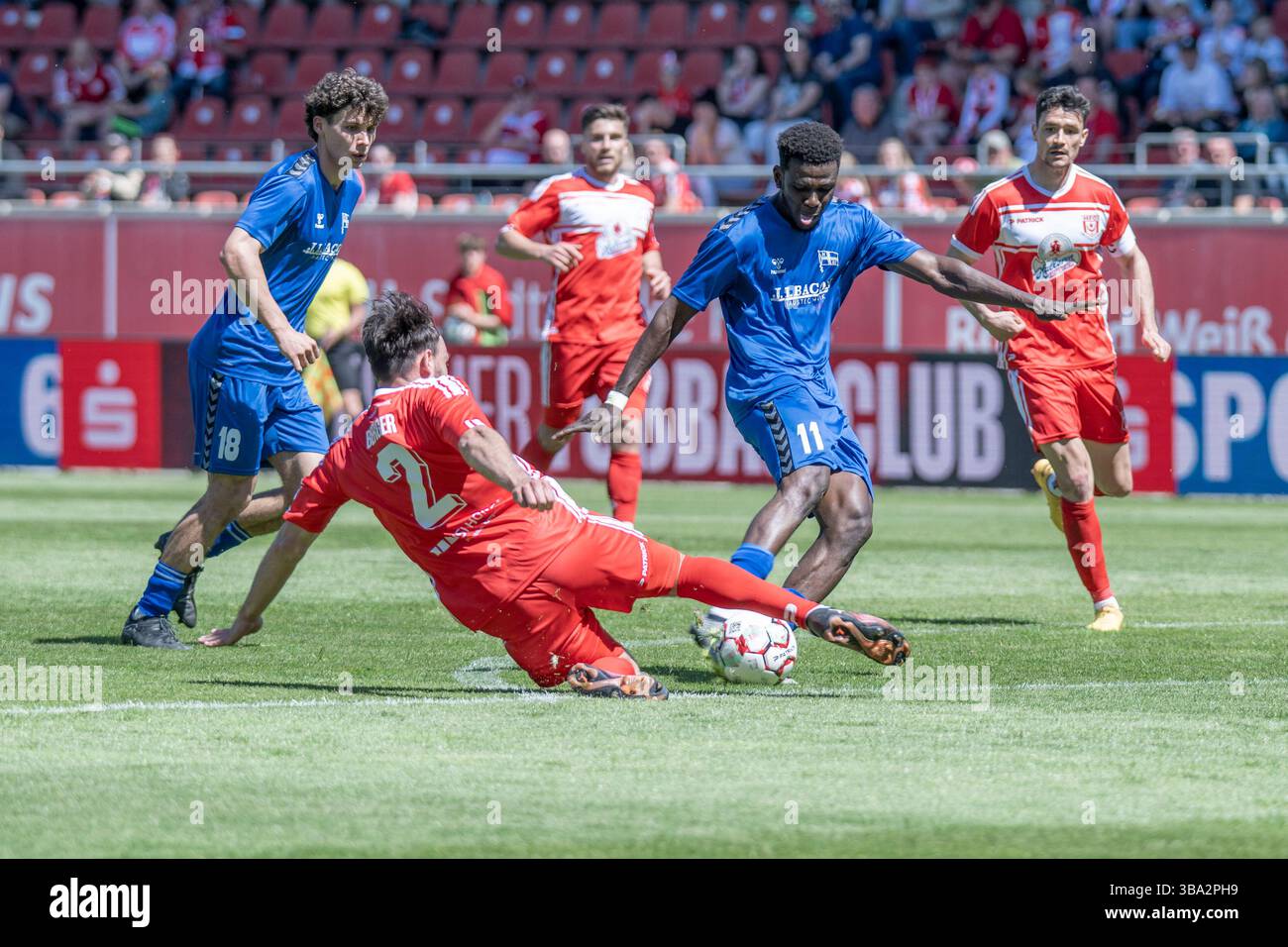 Halle, Deutschland. Mai 2025. Halle, Deutschland 11. Mai 2025: Regionalliga Nord/Ost - 2024/2025 - Hallescher FC vs. F.C. Hertha 03 Zehlendorf im Bild: v. li. im Zweikampf Louis Wagner (Zehlendorf), Robert Berger (Halle) und Bocar Baro (Zehlendorf) Credit: dpa/Alamy Live News Stockfoto